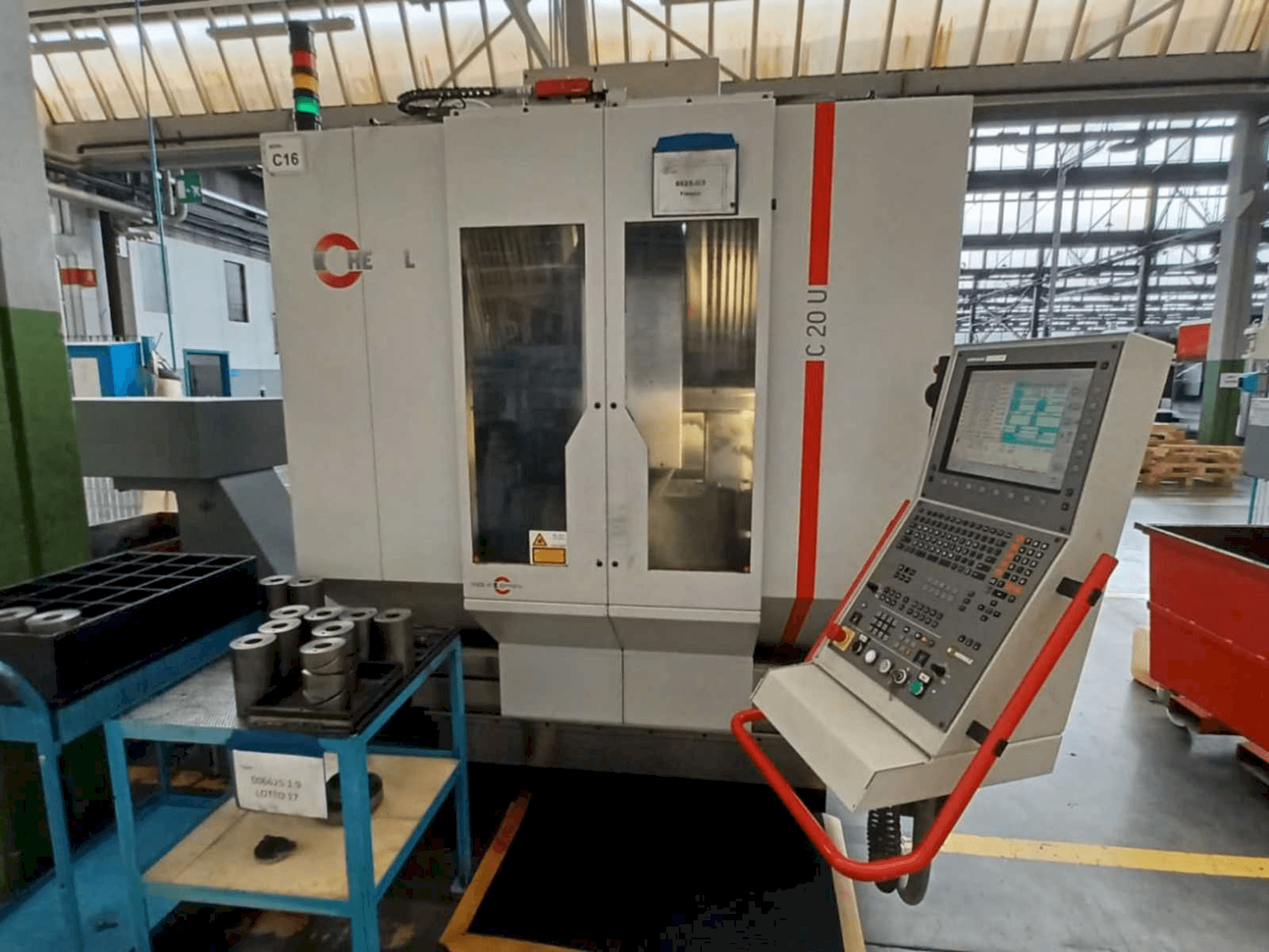 Vooraanzicht van HERMLE C20U machine