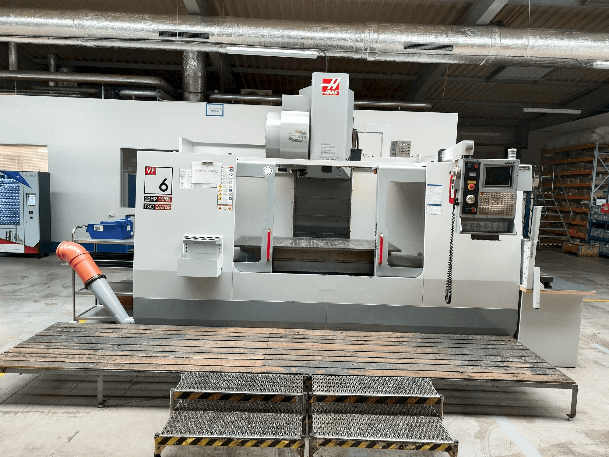 Vooraanzicht van HAAS VF-6 machine