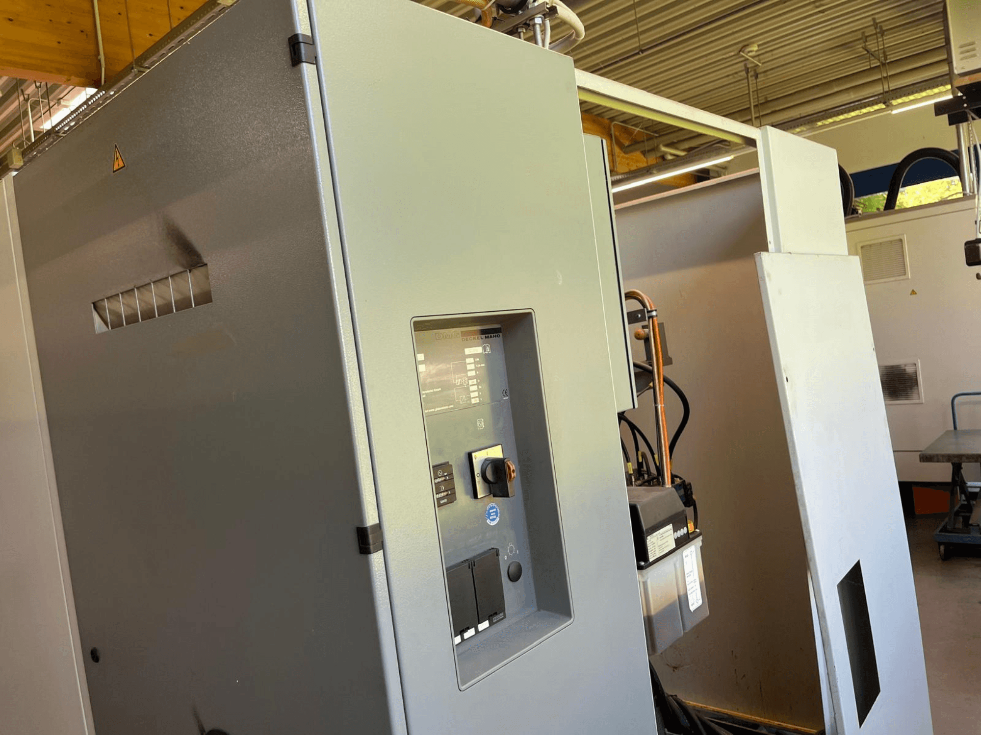 DMG DECKEL MAHO DMC 63 V verticaal bewerkingscentrum, vooraanzicht met bedieningspaneel en toegangsdeur.