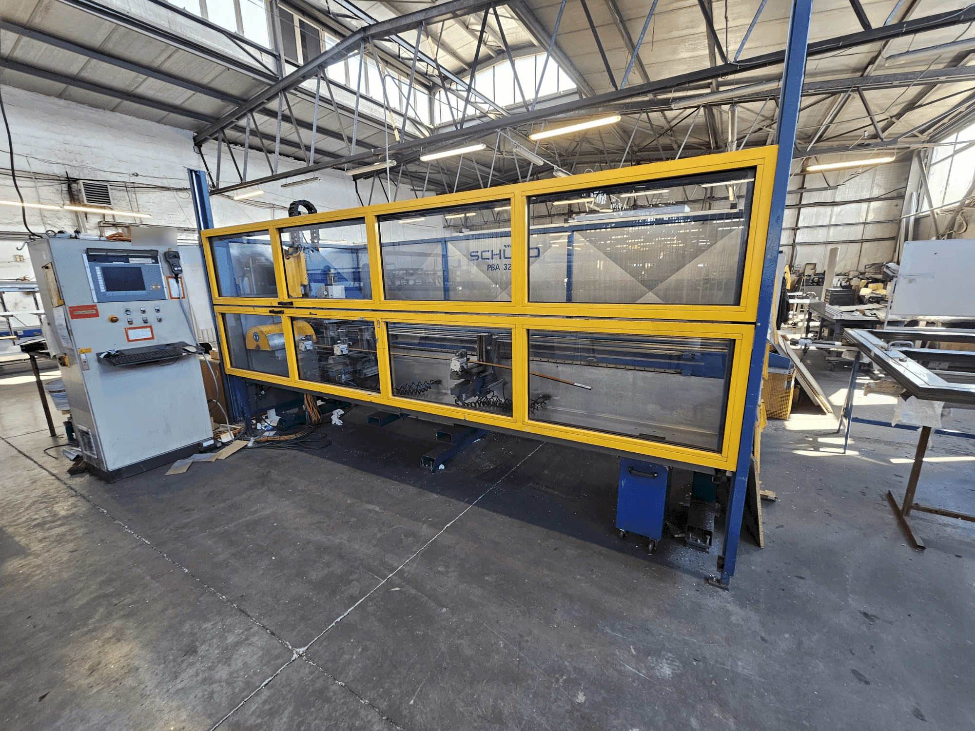 Vooraanzicht van SCHÜCO PBA 3250 machine