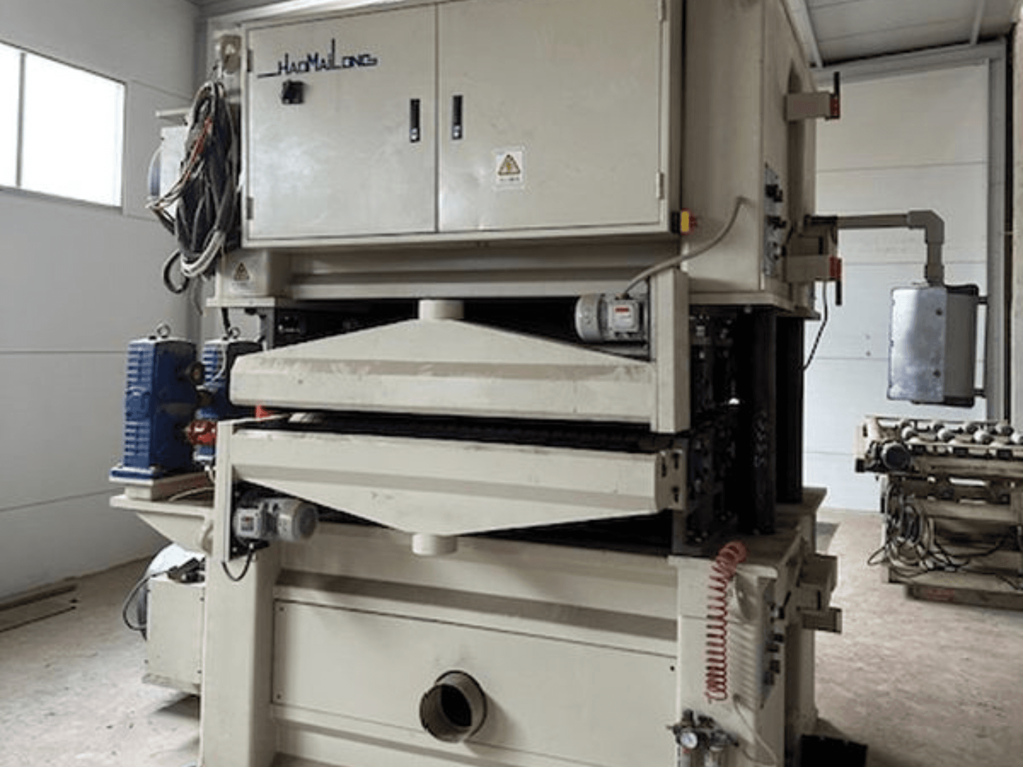 Bandschuurmachine LINGI JIANZHONG BSG2613C in vooraanzicht, met dubbele motoren en details van het bedieningspaneel voor efficiënt schuren.