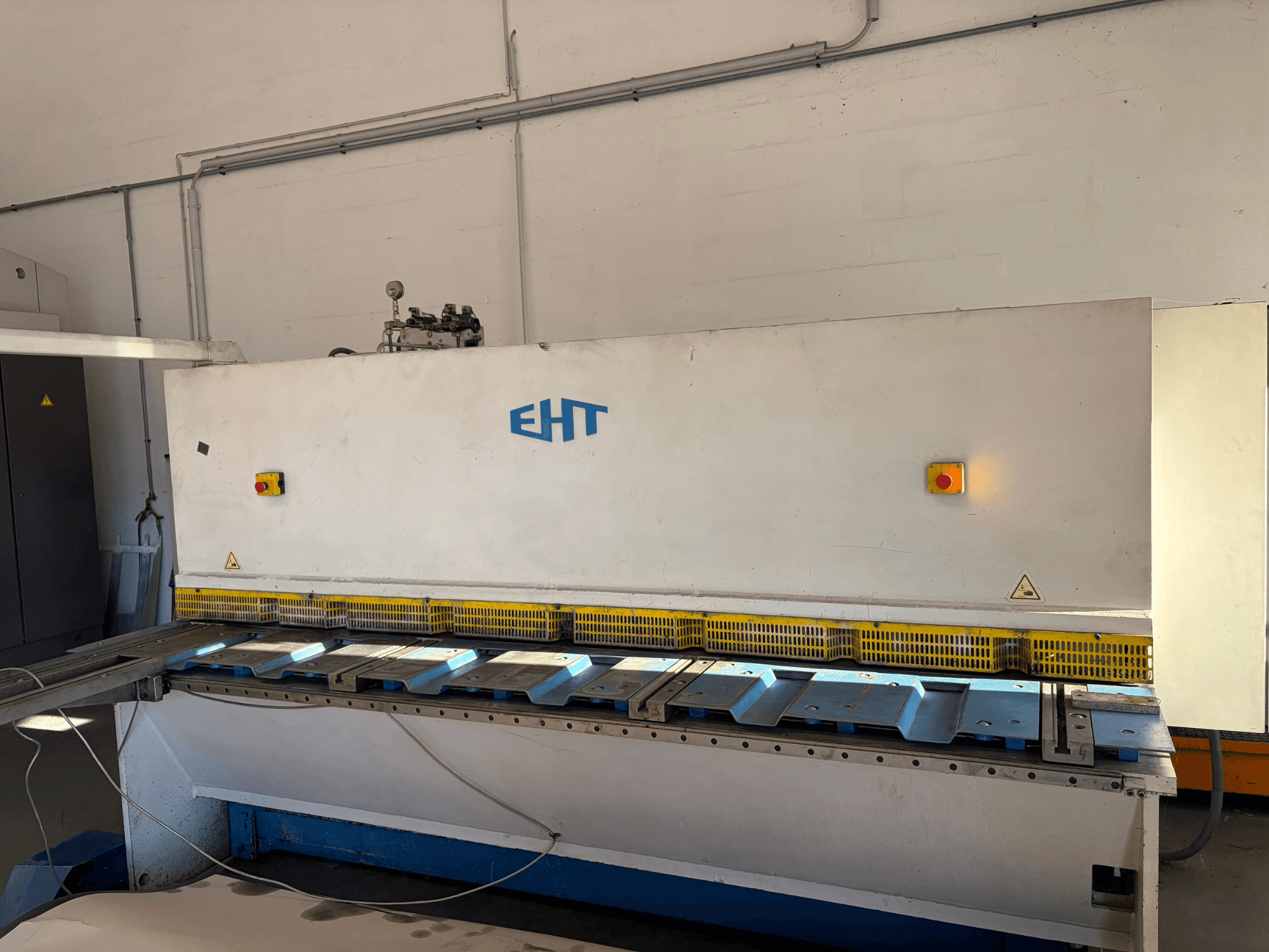 Hydraulische knipmachine EHT ISS 5-30 in een werkplaats, vooraanzicht met bedieningspaneel en knipvlak.