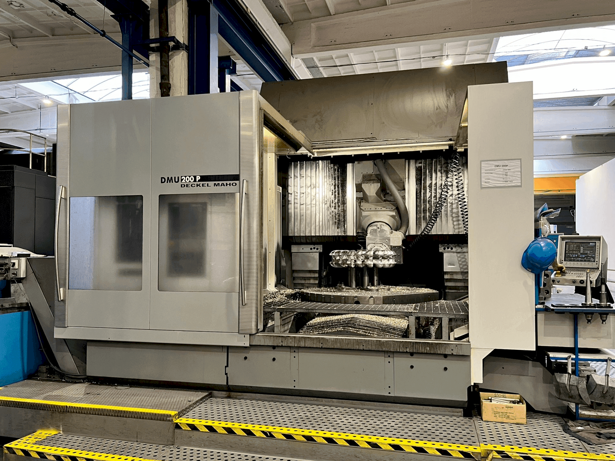 Vooraanzicht van DECKEL MAHO DMU 200P machine