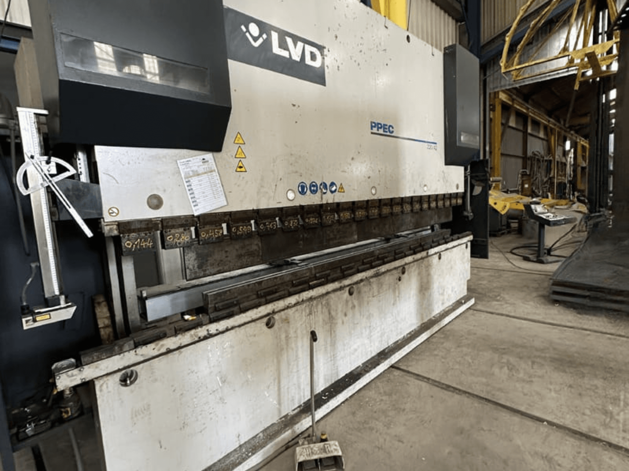 LVD PPEC 220/42 kantpers in zijaanzicht, waarbij het bedieningspaneel en de meetmarkeringen op de machine zichtbaar zijn.