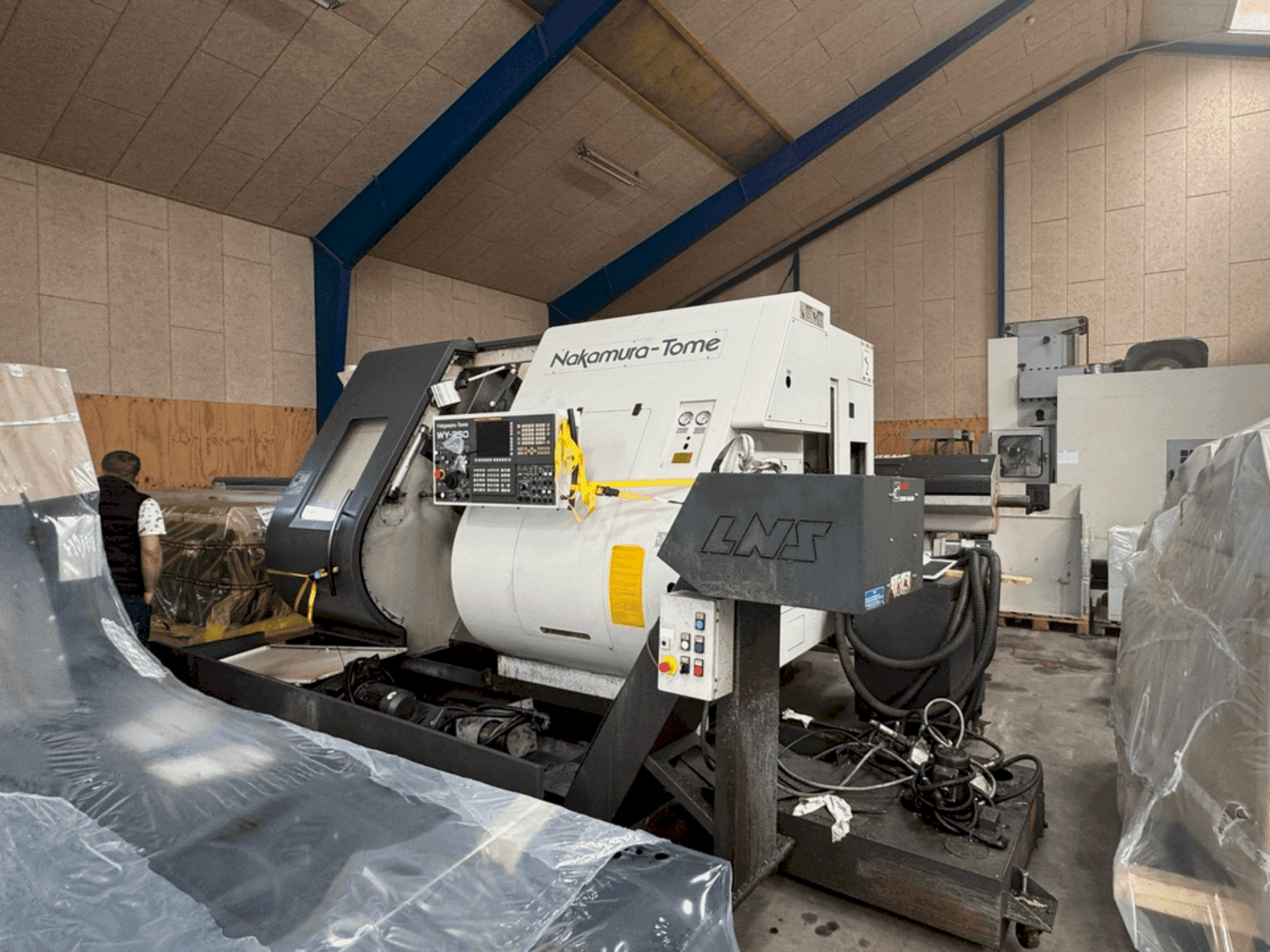 Vooraanzicht van NAKAMURA-TOME WY-250 machine