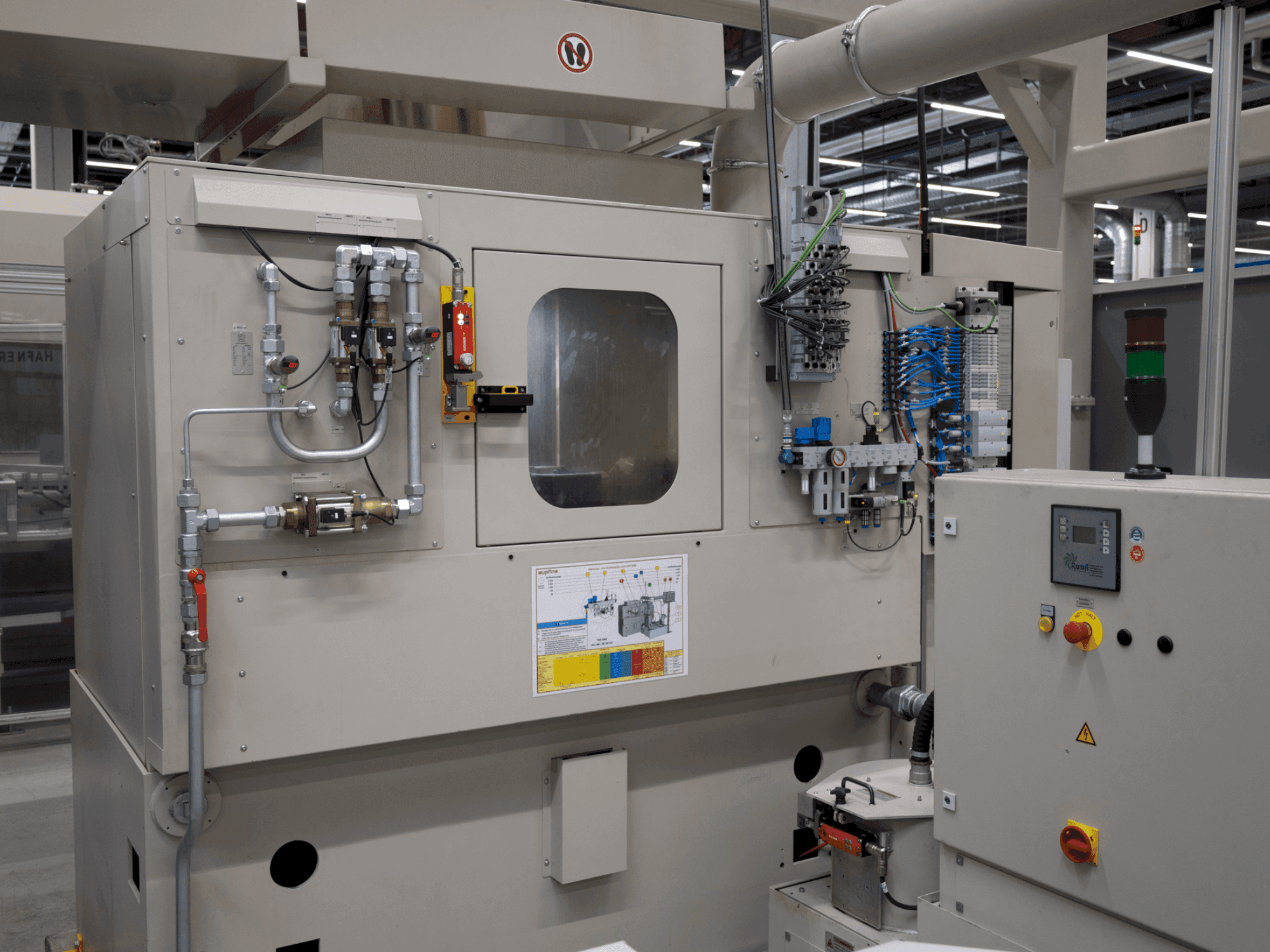 Vooraanzicht van SUPFINA LCM 220/4-220/3 machine