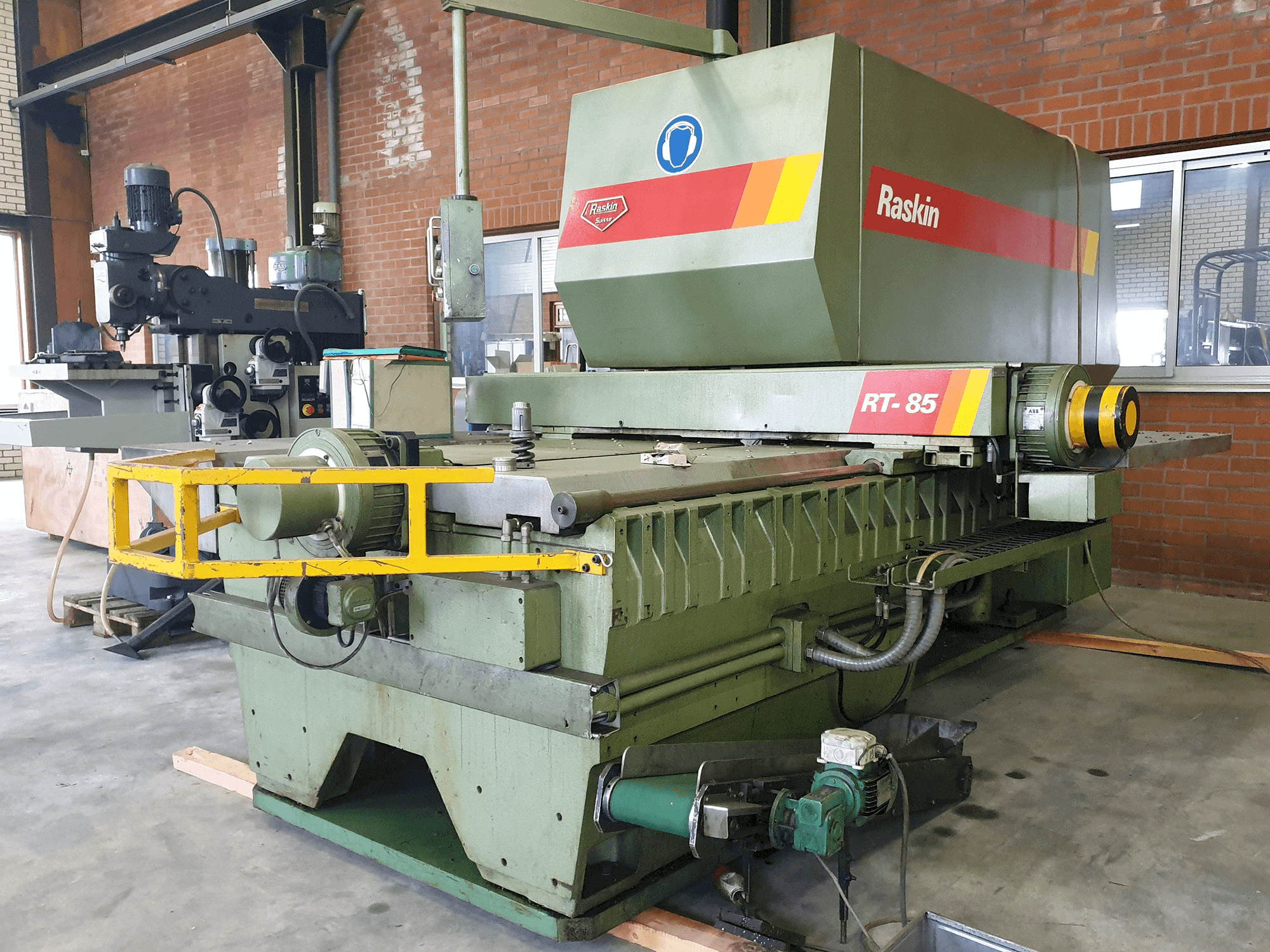 Recht aanzicht van Raskin RT-85 machine