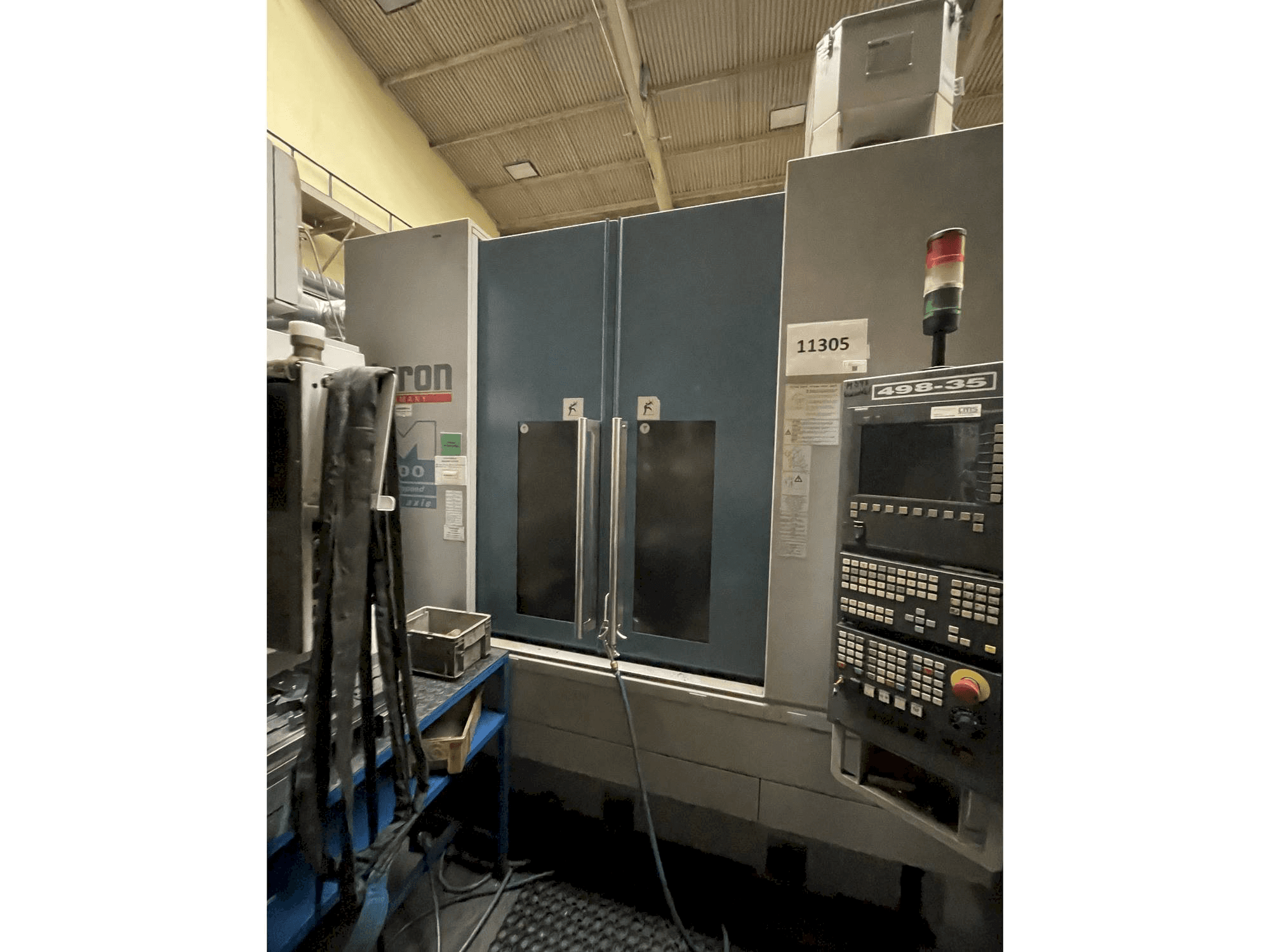 Vooraanzicht van CHIRON MILL FA 800 machine