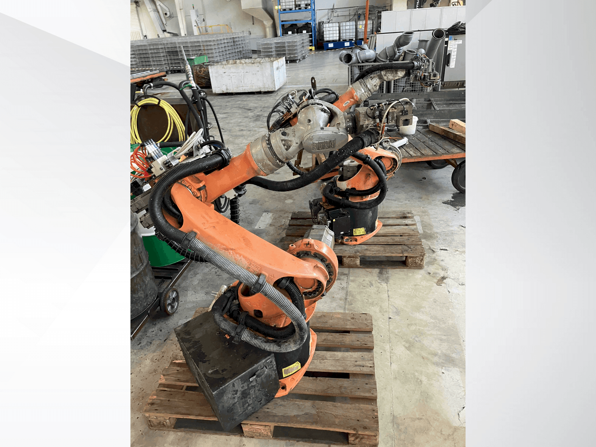 Vooraanzicht van KUKA KR16 machine