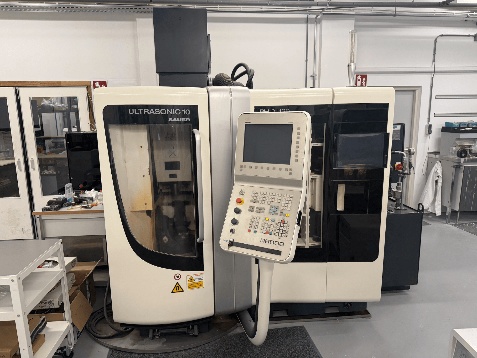 DMG Sauer Ultrasonic 10 + PH 2 | 120 verticaal bewerkingscentrum, vooraanzicht, met bedieningspaneel en groot kijkvenster.