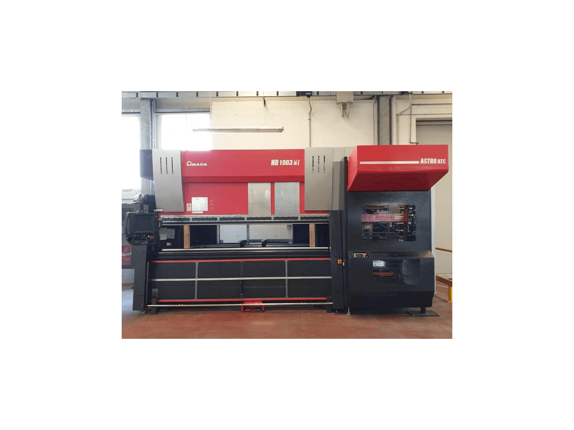 Vooraanzicht van AMADA HD 1003 NT machine