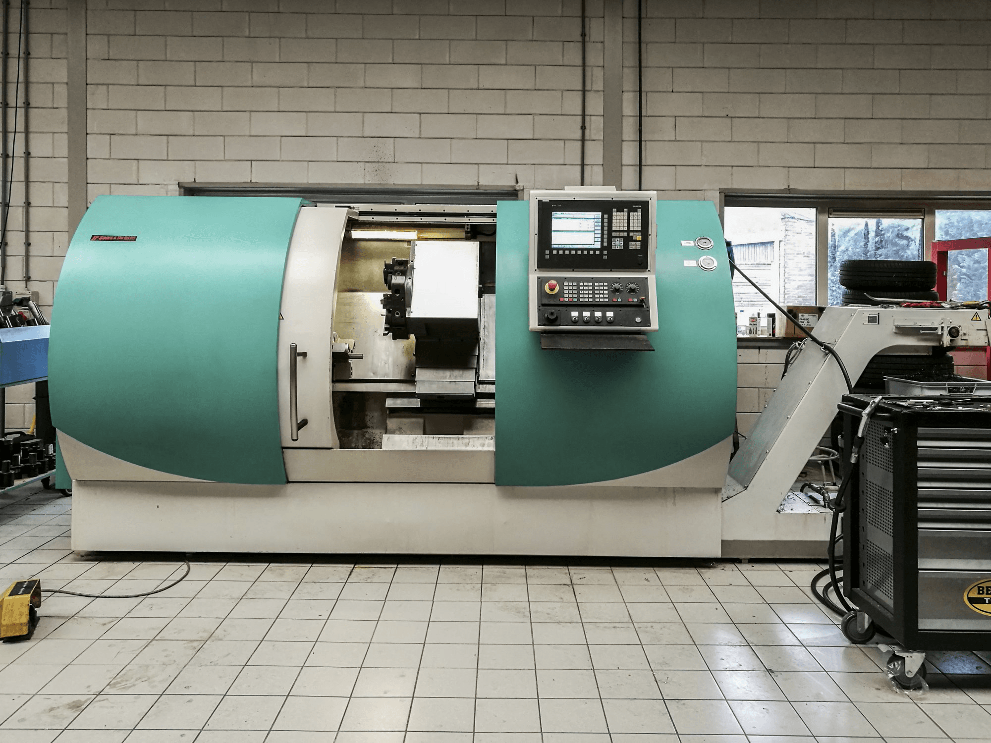 Vooraanzicht van TRENS SBL 500 CNC machine