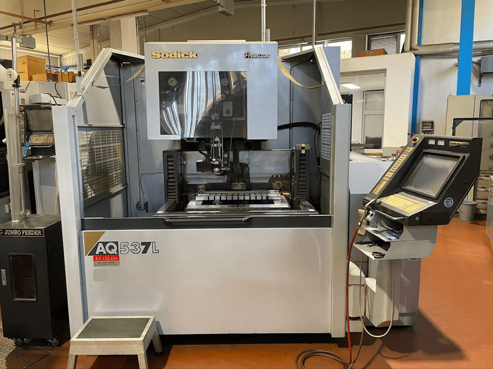 Sodick AQ537L draadvonkmachine in vooraanzicht, met het bedieningspaneel en het bewerkingsgebied met zichtbare componenten.