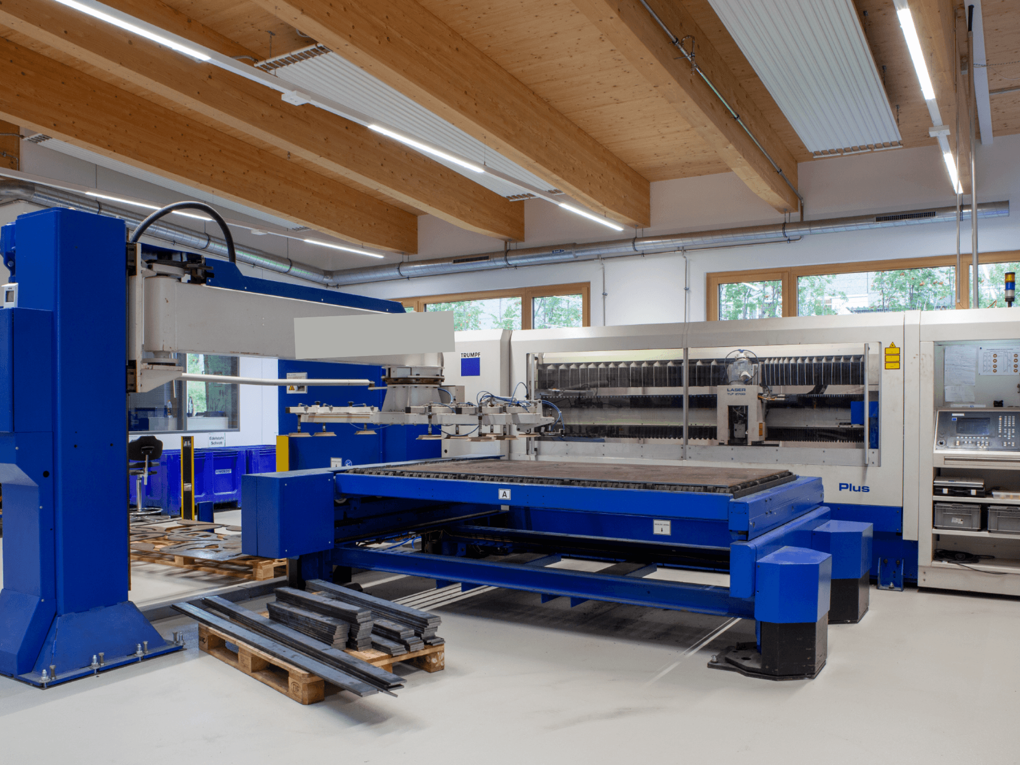 TRUMPF TRUMATIC L 2530 Plus CO₂-lasersnijmachine in een werkplaats, met een groot snijbed en een industrieel ontwerp.
