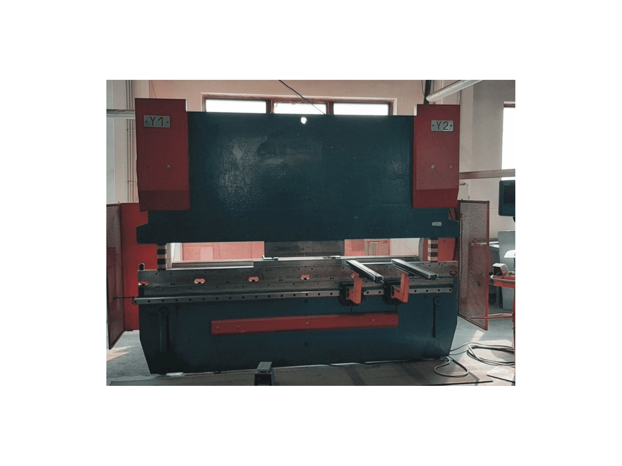 Vooraanzicht van BEYELER PR6 machine