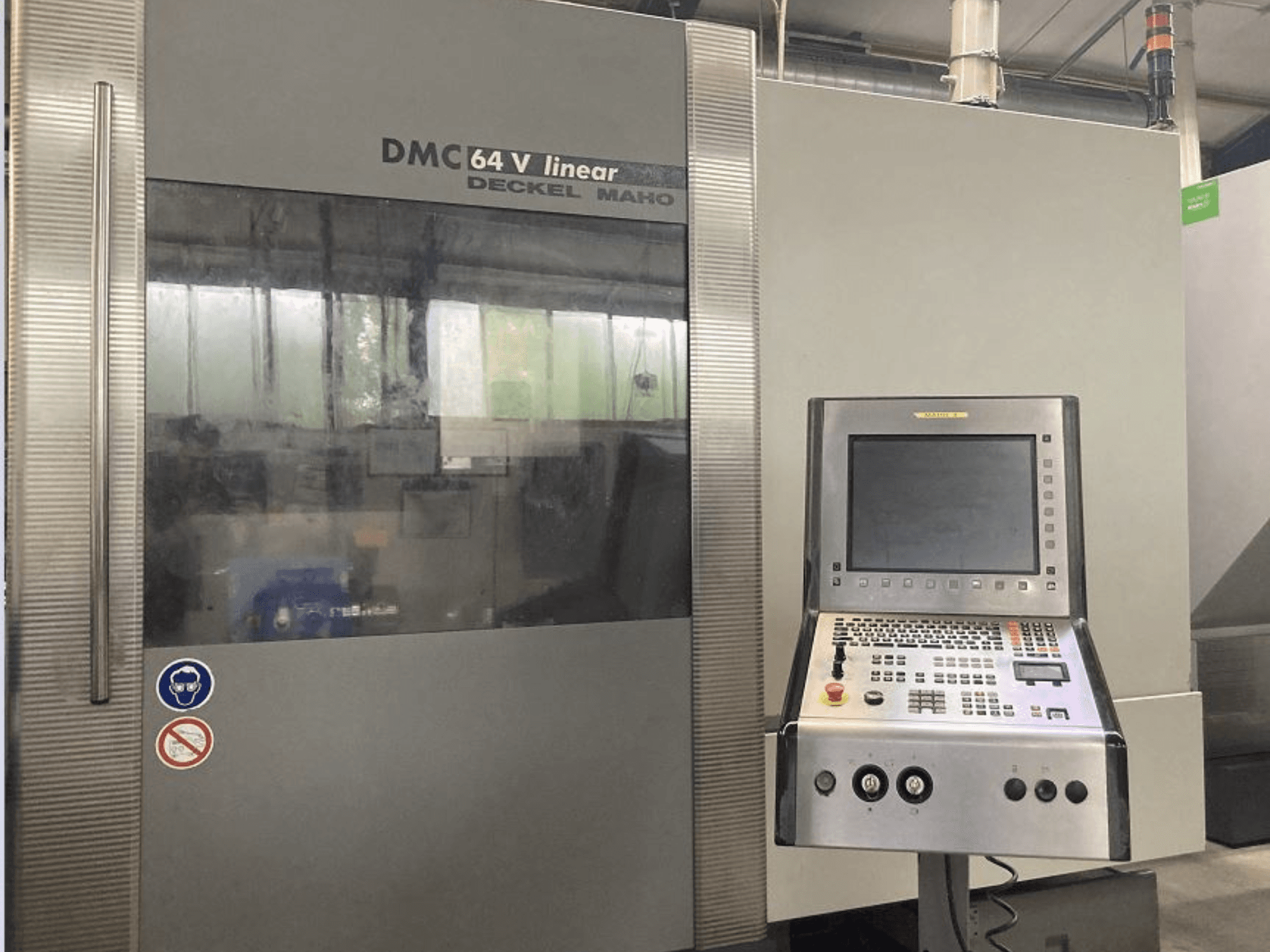 DMG DECKEL MAHO DMC 64V lineair verticaal bewerkingscentrum, vooraanzicht met bedieningspaneel en display.