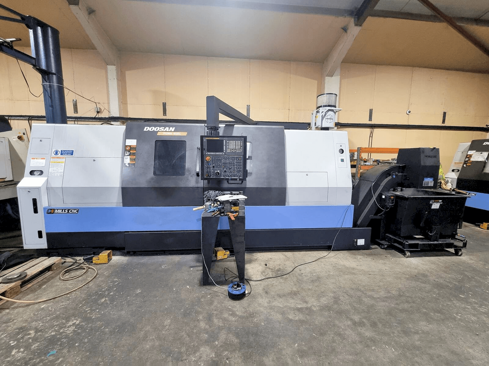 Vooraanzicht van DOOSAN Puma 400LB machine