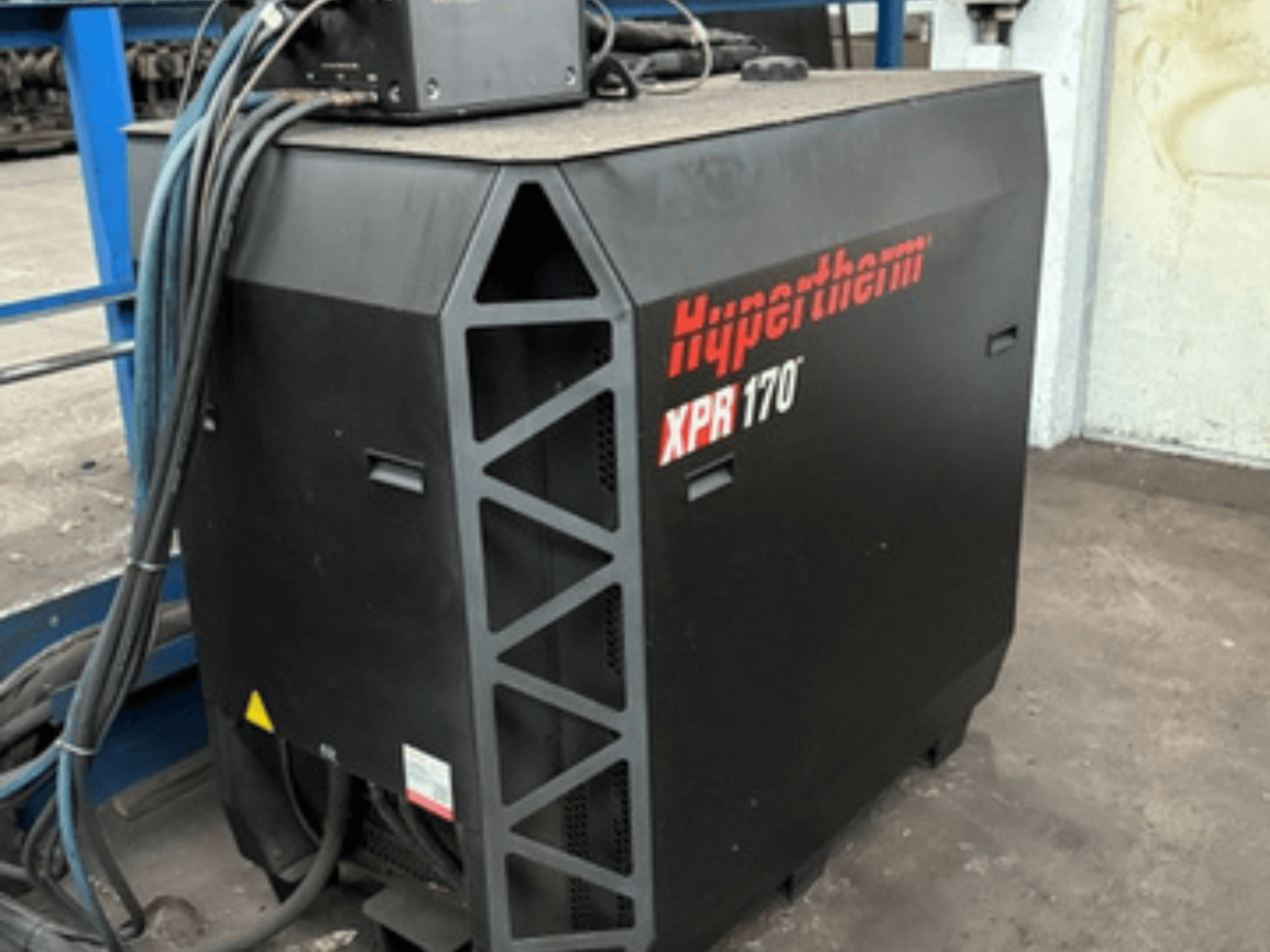 Hypertherm XPR170 plasmasnijder, gezien vanaf de zijkant, met koelopeningen en meerdere kabels voor bediening.