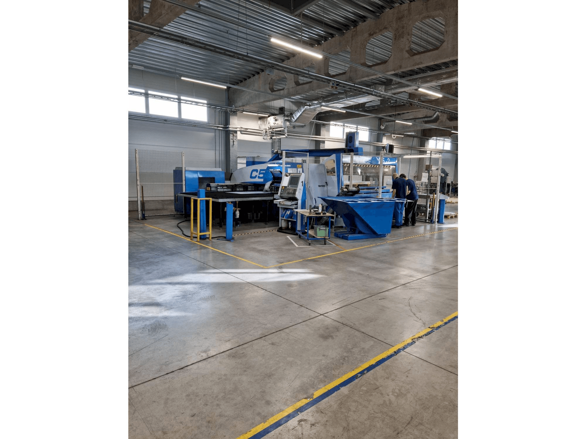 Linkerzijdeaanzicht van Finn-Power C5 + Compact Express machine