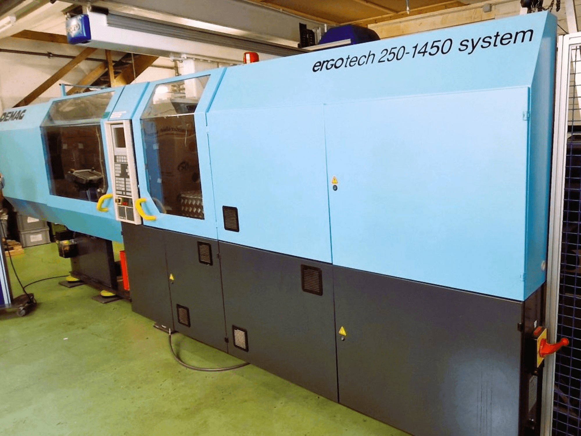 Ergotech 250-1450 systeem spuitgietmachine, vooraanzicht, blauw en zwarte kleur, met bedieningspaneel en veiligheidsfuncties zichtbaar.
