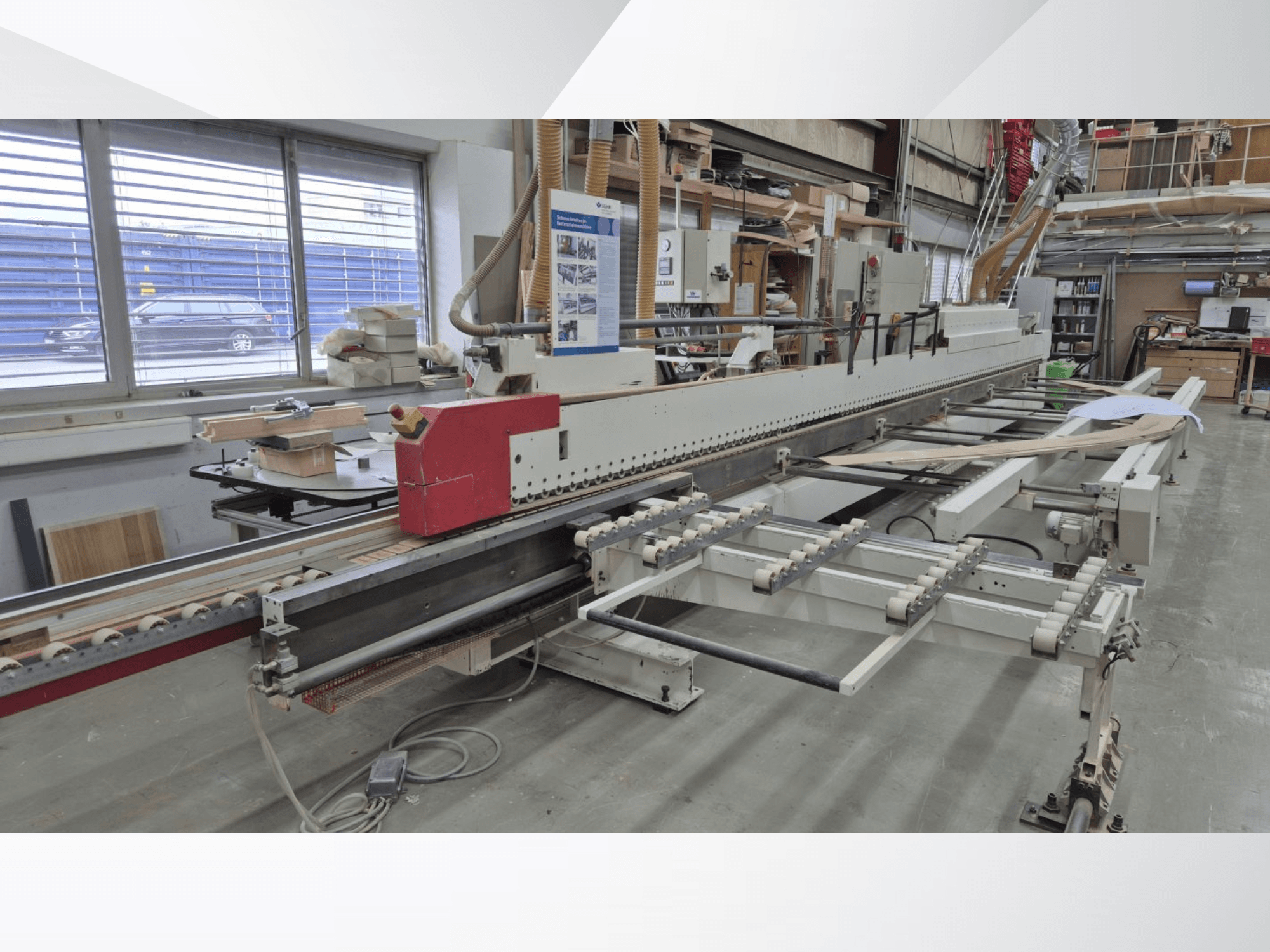 IMA-kantenlijmmachine AVM/K/I/G80/822/S3R3L20, zijaanzicht, met het invoermechanisme en het bedieningspaneel.