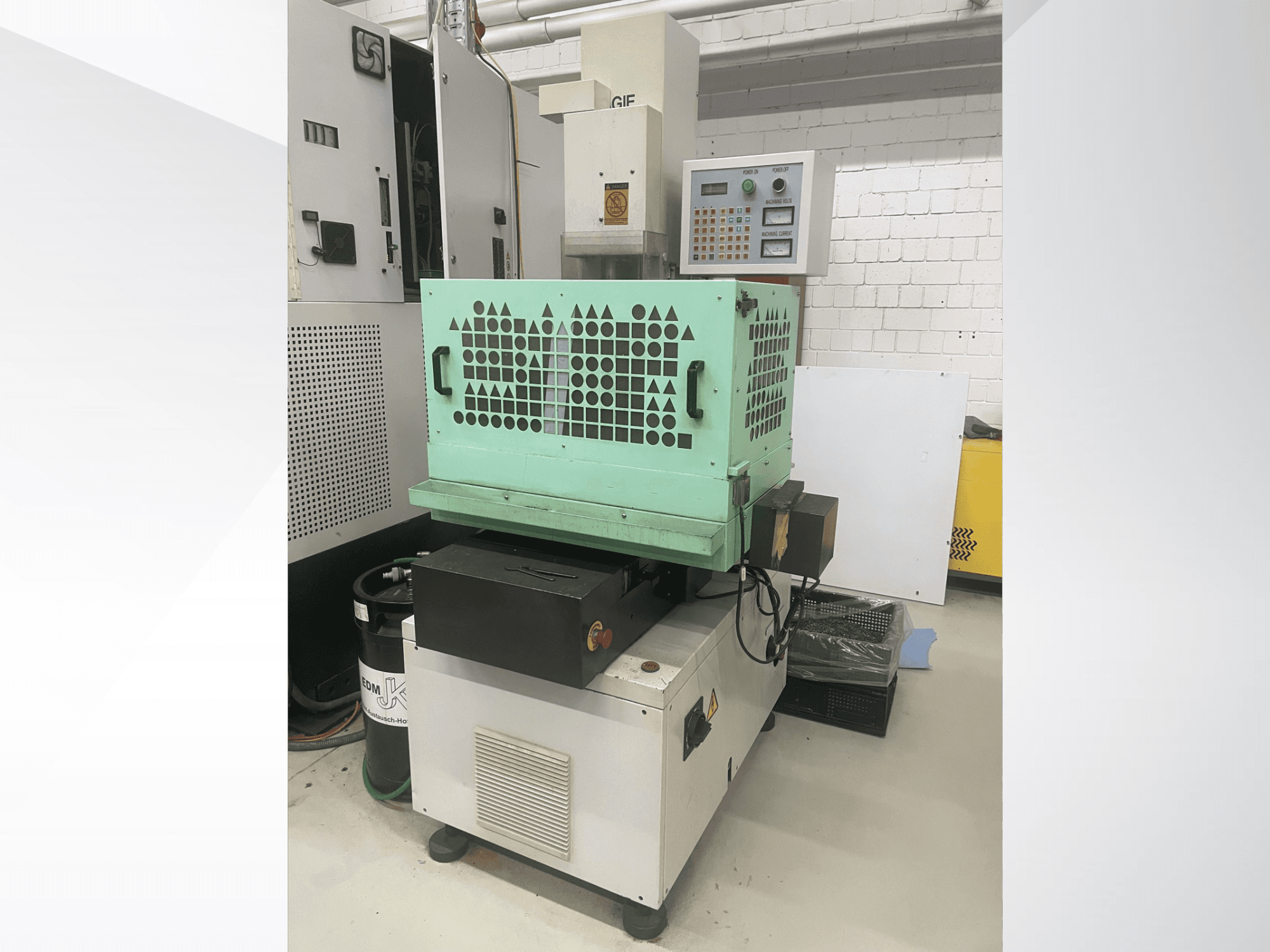 AGIE Drill, metaalboormachine, vooraanzicht toont bedieningselementen, groene behuizing en compact ontwerp. Ideaal voor precisiewerk.