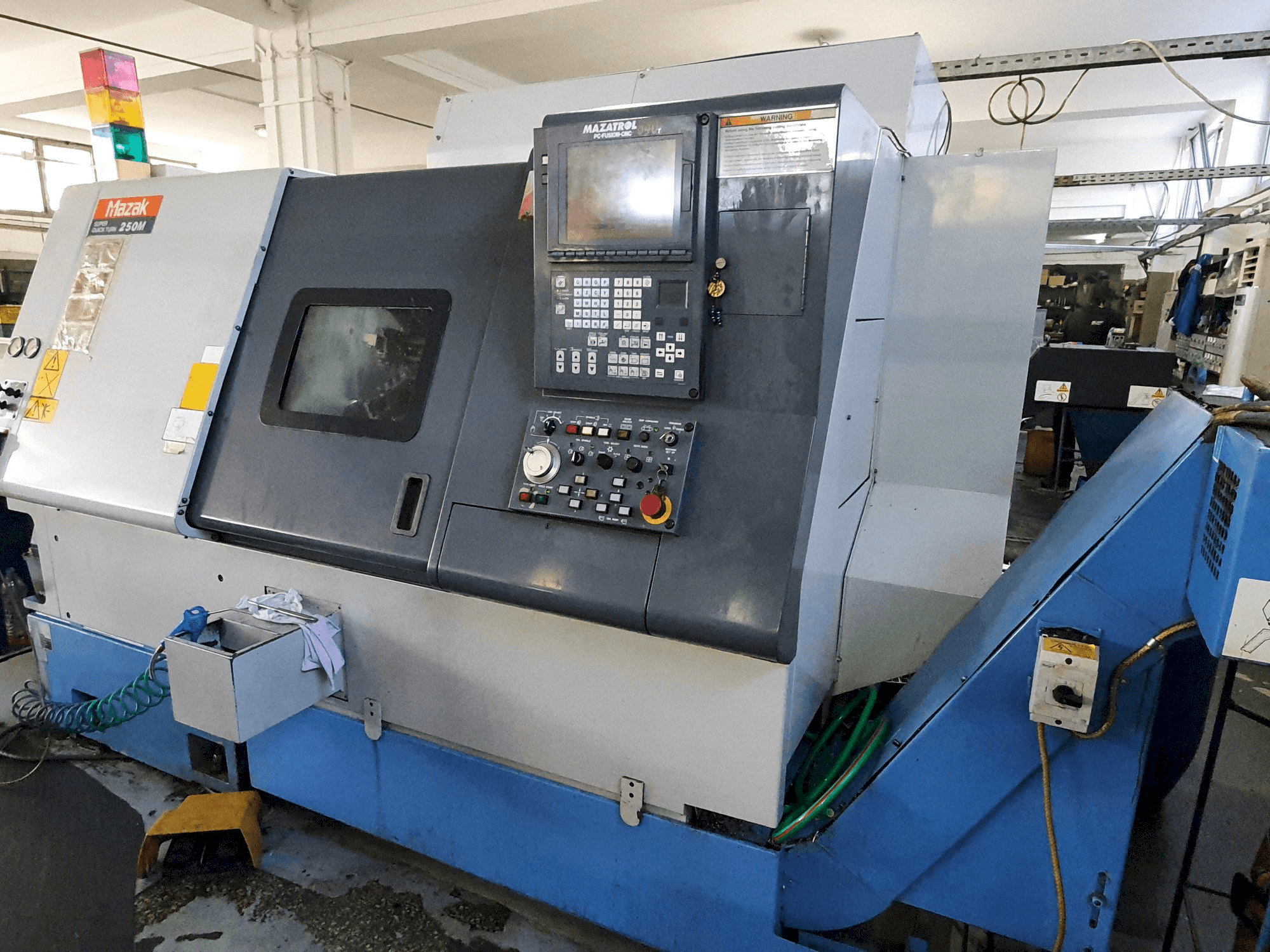 Vooraanzicht van Mazak SQT250M machine