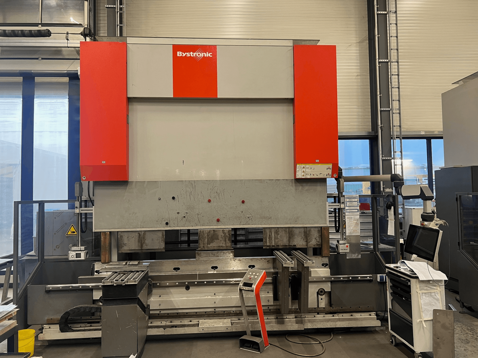 De Bystronic plaatbuigmachine in vooraanzicht, met een slank ontwerp, bedieningspaneel en veiligheidsfuncties.