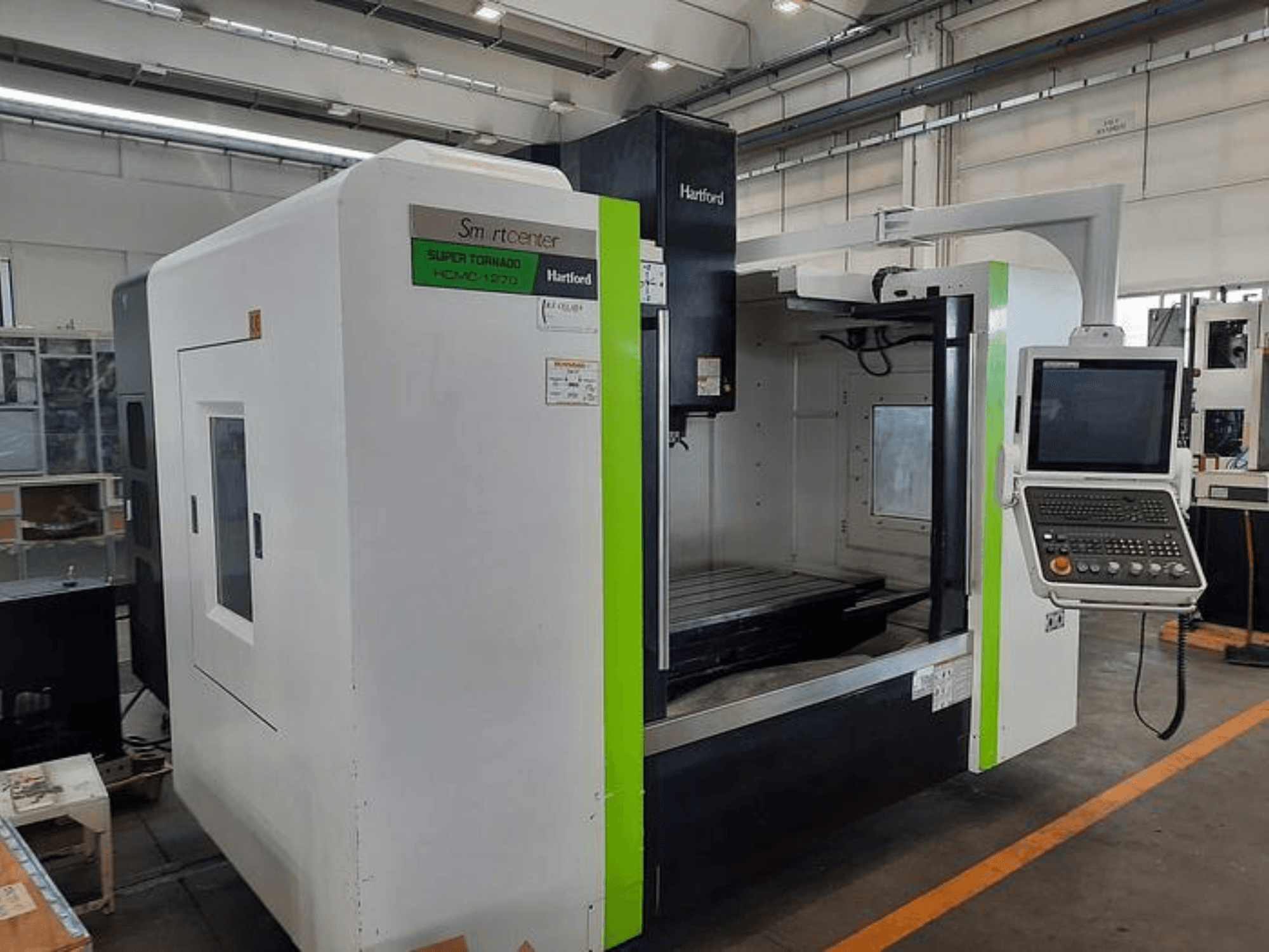 Hartford Super Tornado HCM-1270 CNC machine, vooraanzicht, met bedieningspaneel en open werkgebied.