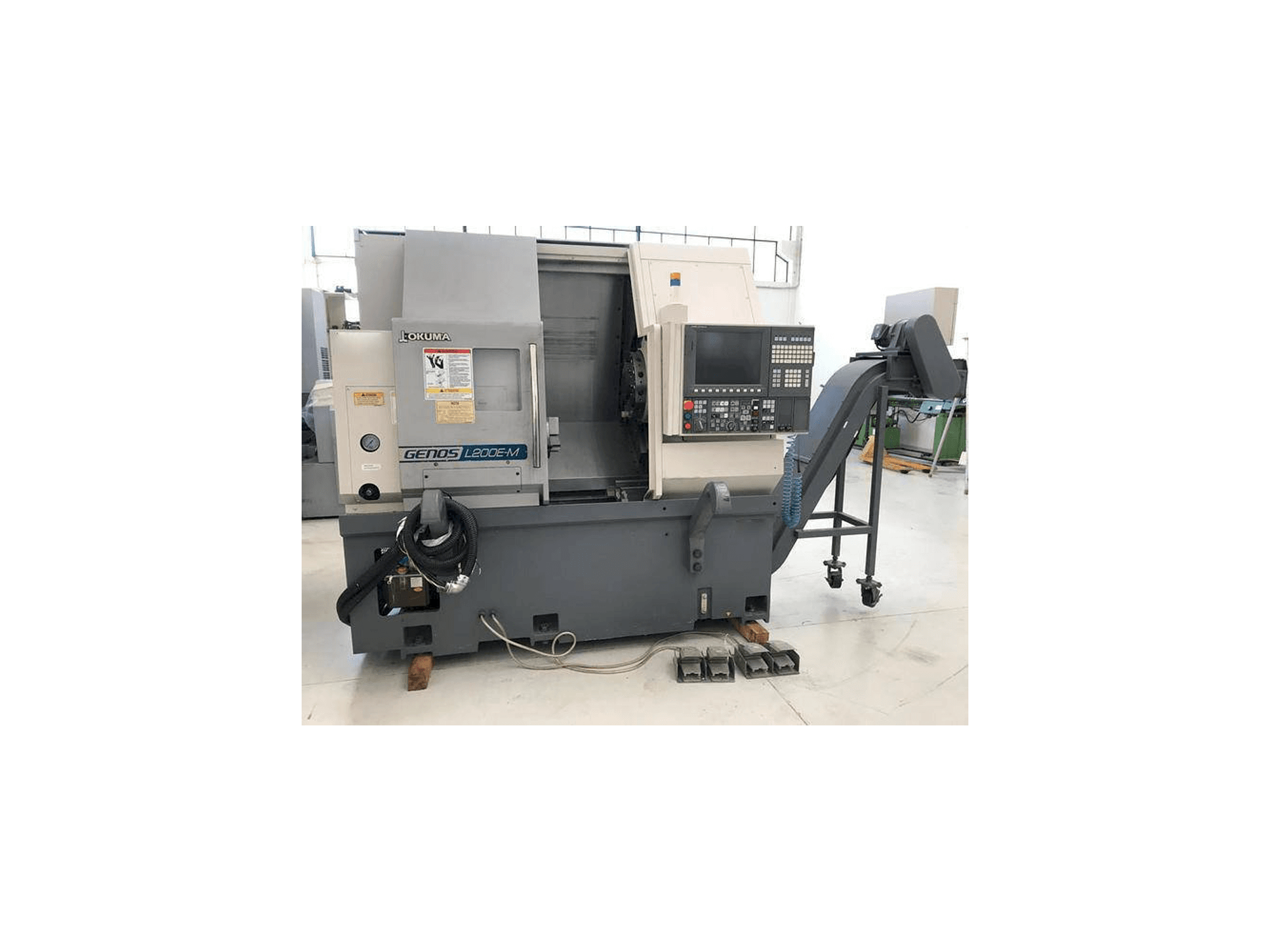 Vooraanzicht van Okuma Genos L200E-MY machine