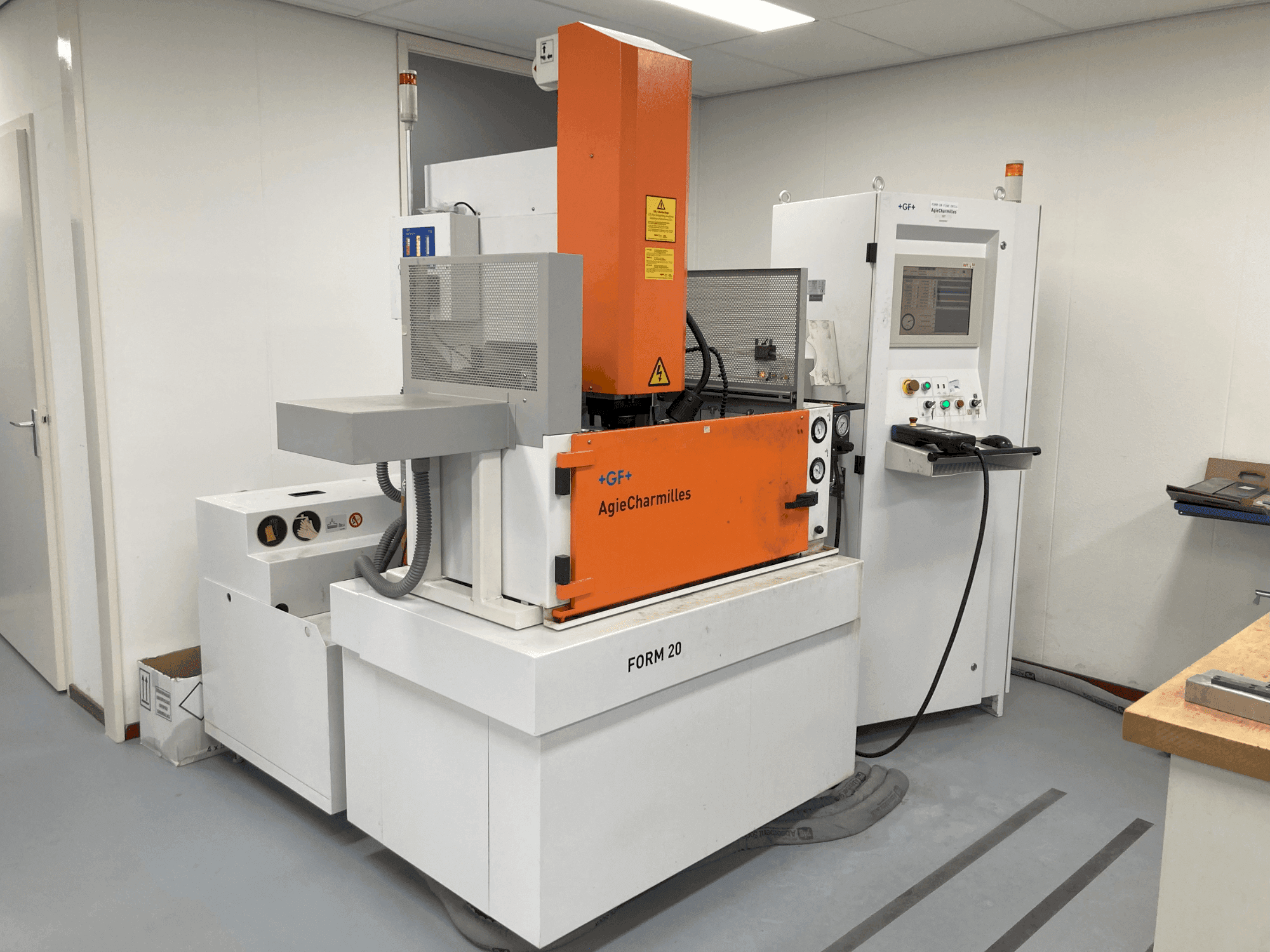 Vooraanzicht van AgieCharmilles CABINET FORM20 machine