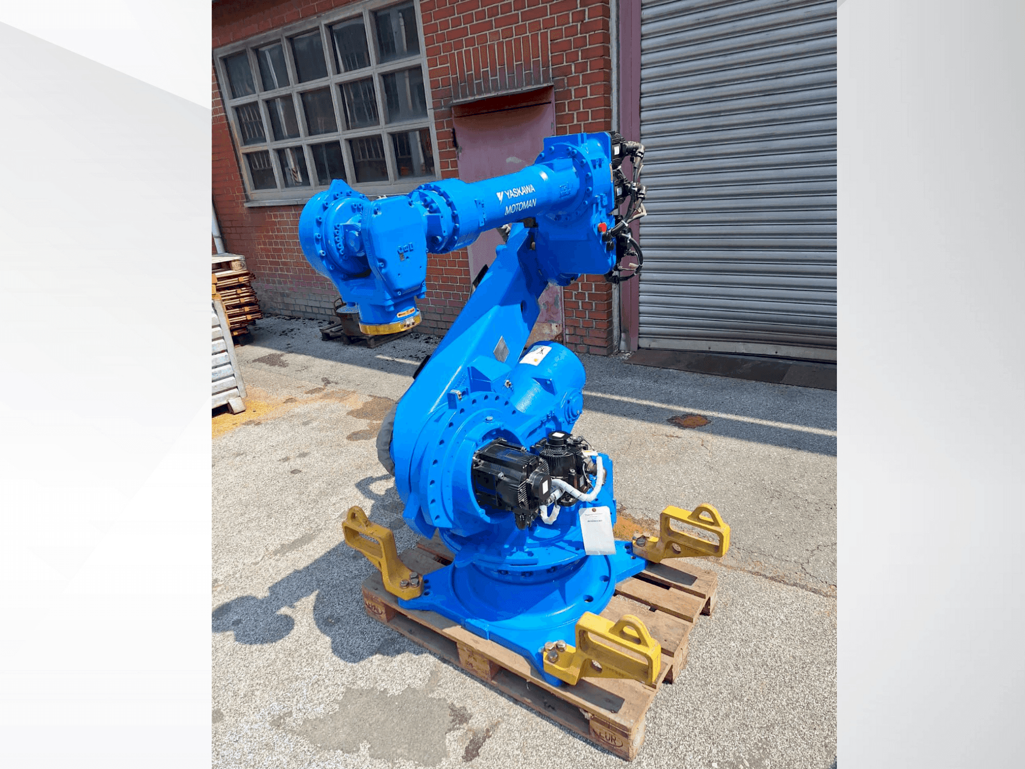 Vooraanzicht van Yaskawa Motoman ES165D machine