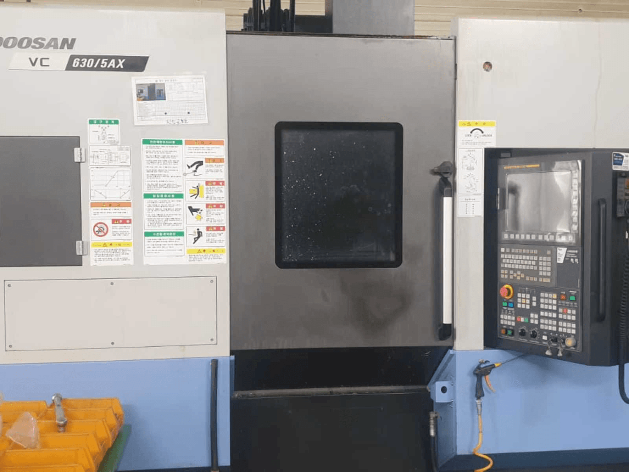 Vooraanzicht van Doosan VC 630/5AX machine
