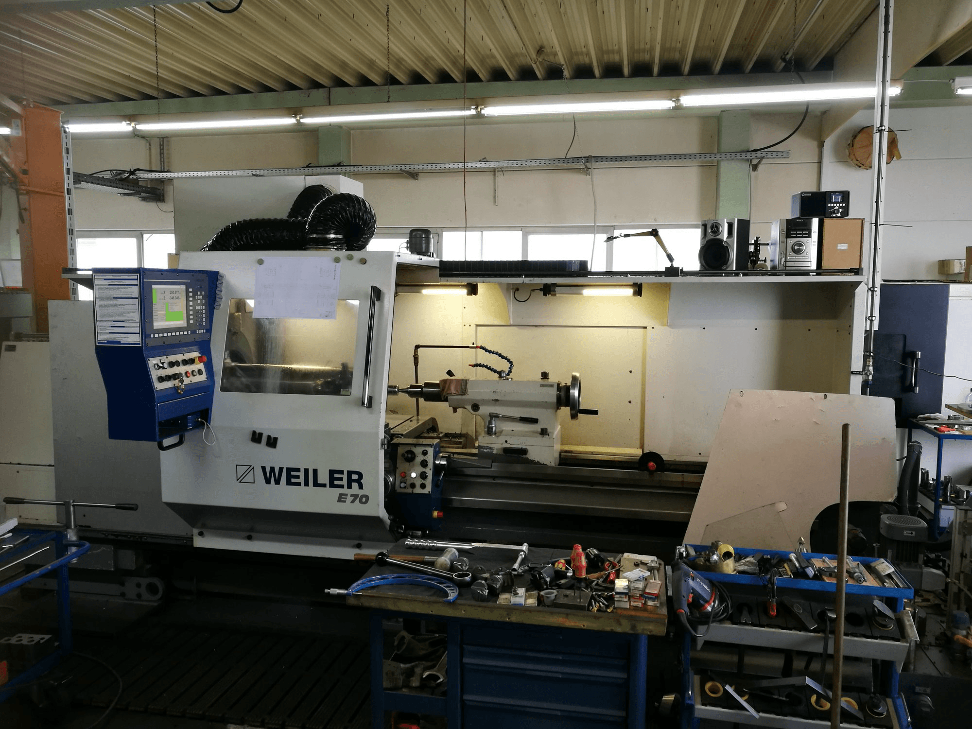 Vooraanzicht van Weiler E70/3000 machine