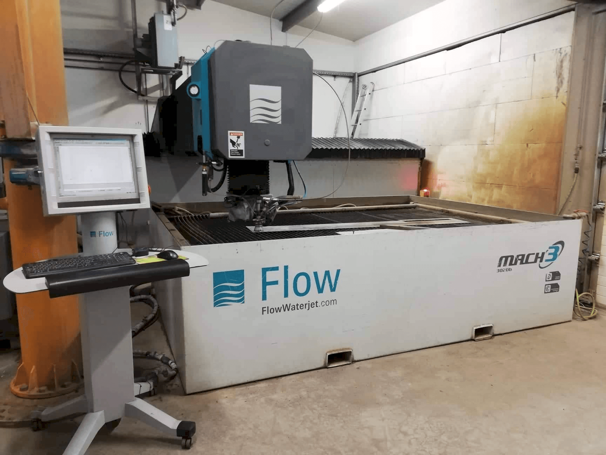 Vooraanzicht van Flow Mach3-3020b machine