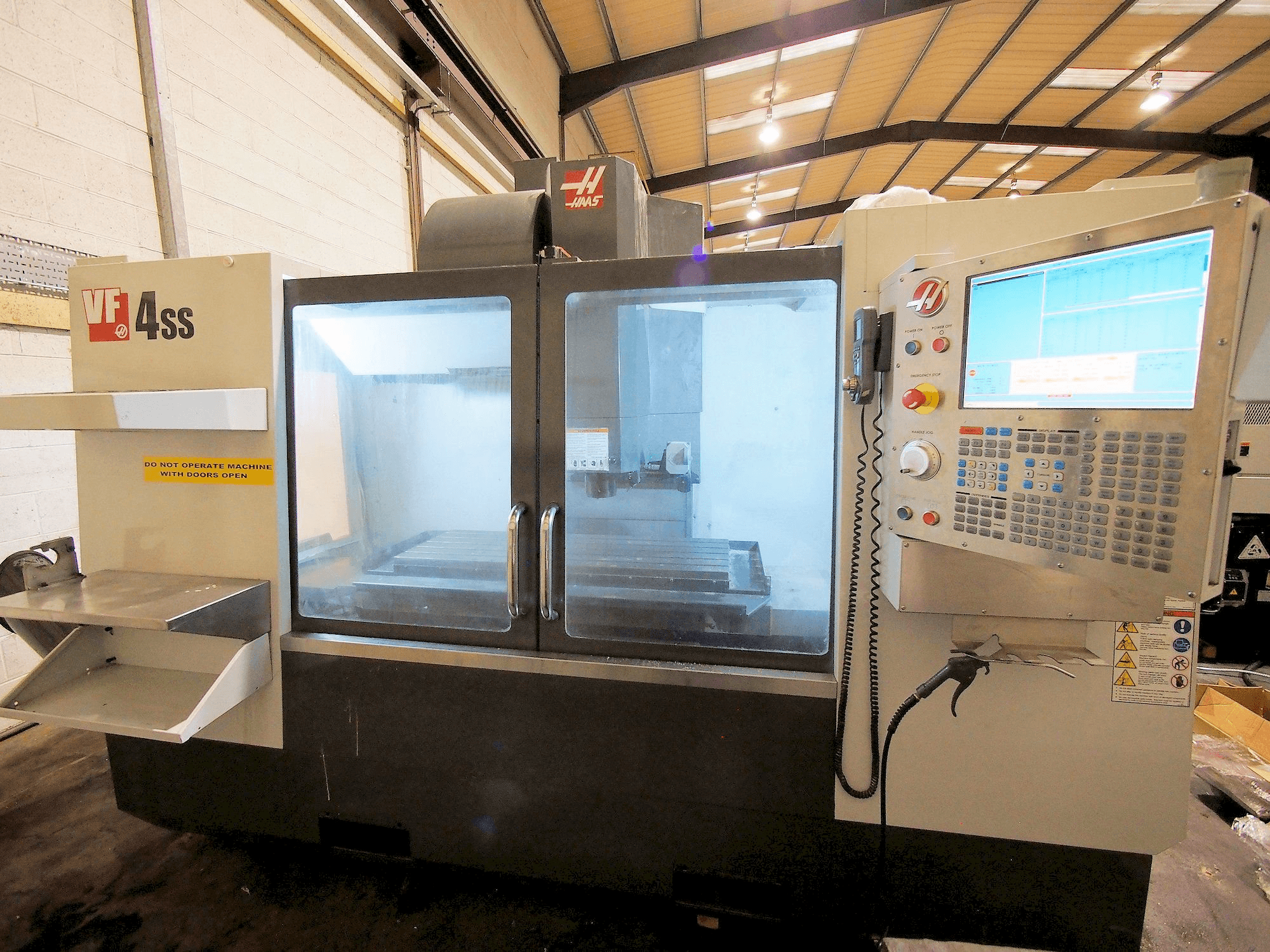 Vooraanzicht van HAAS VF-4SS machine