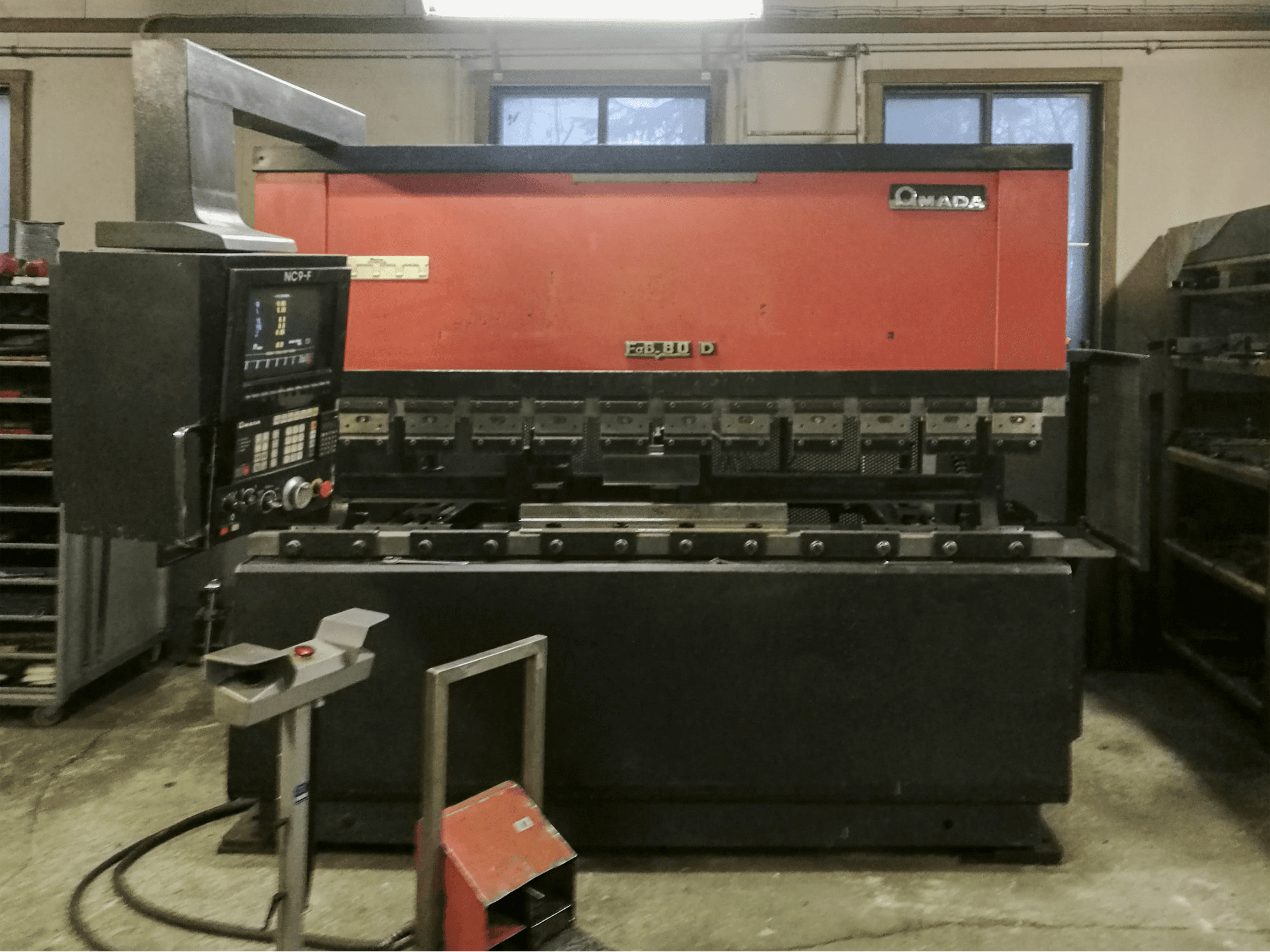 Vooraanzicht van AMADA FBD-8025F machine