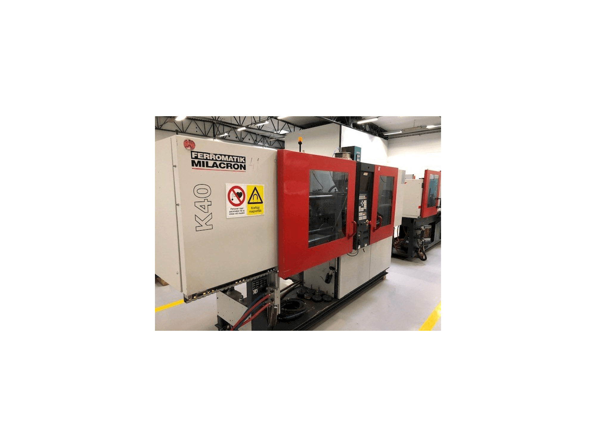 Linkerzijdeaanzicht van FERROMATIK MILACRON K40 D-E machine