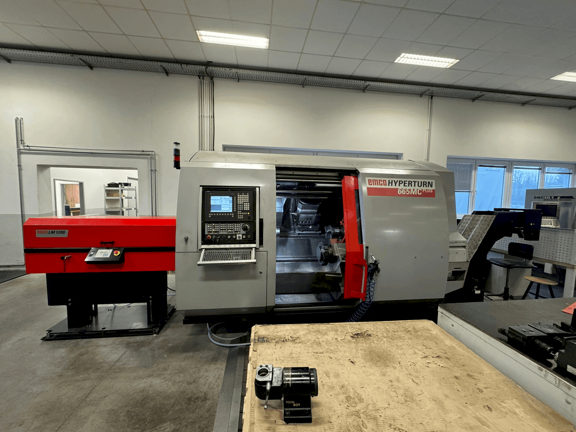 Vooraanzicht van EMCO Hyperturn 665MC Plus machine