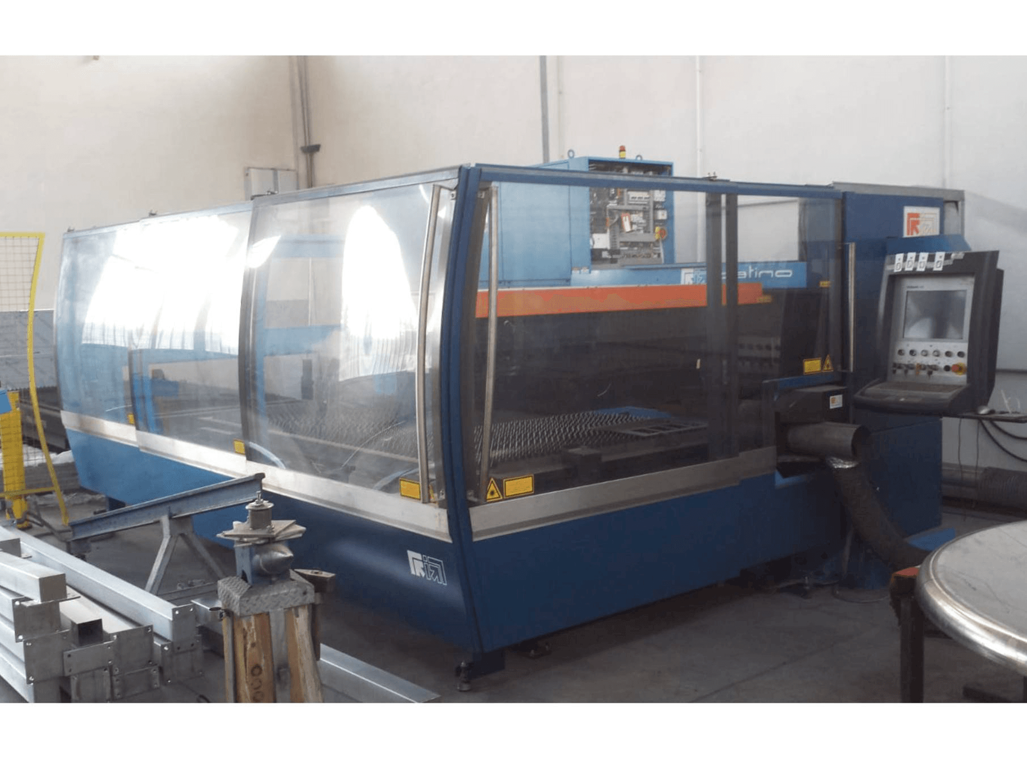 Vooraanzicht van Prima Industrie Platino 1530 machine