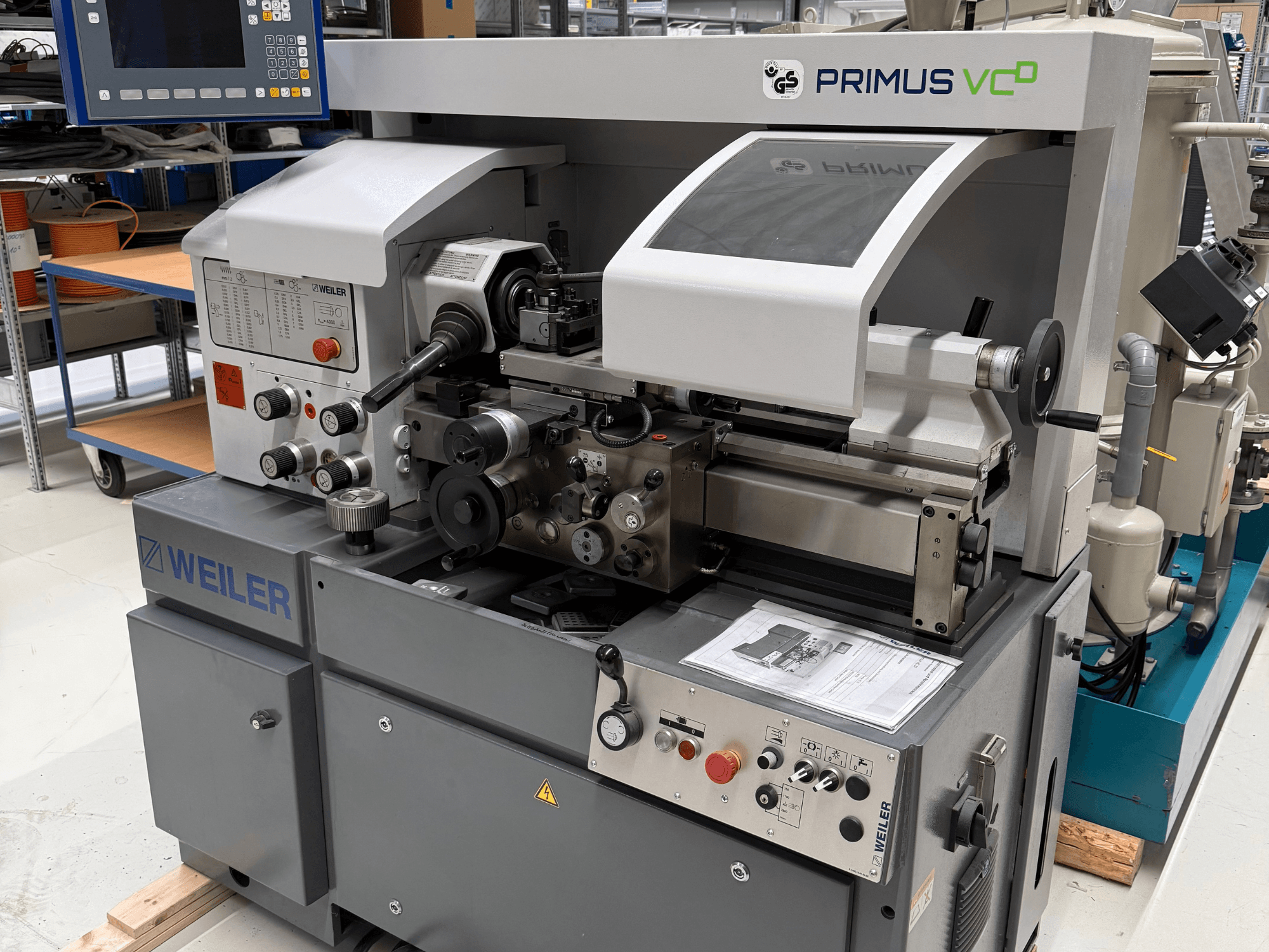 Weiler PRIMUS VCD horizontale draaimachine, vooraanzicht met bedieningselementen, spil en functionele kenmerken in een werkplaatsomgeving.