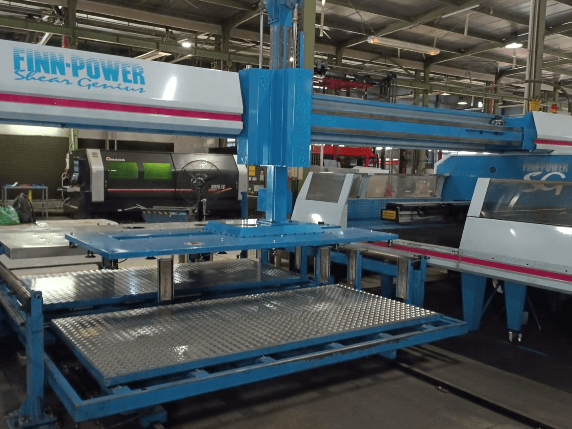 Finn-Power SG6 Shear Genius CNC-ponsmachine in vooraanzicht, met metalen tafels en constructiekenmerken.