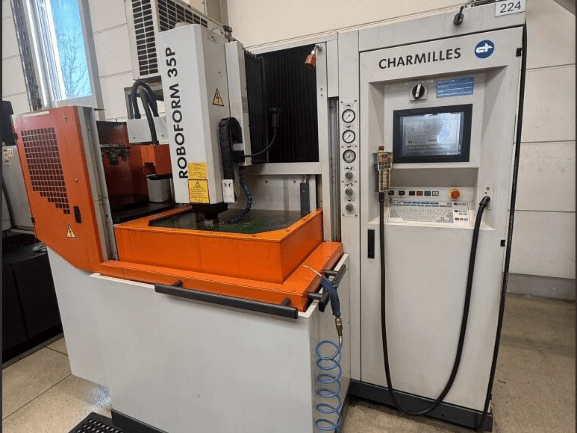 Charmilles ROBOFORM 35P zinkvonkmachine, vooraanzicht, met bedieningspaneel, portaal en vloeistoftank in bedrijf.