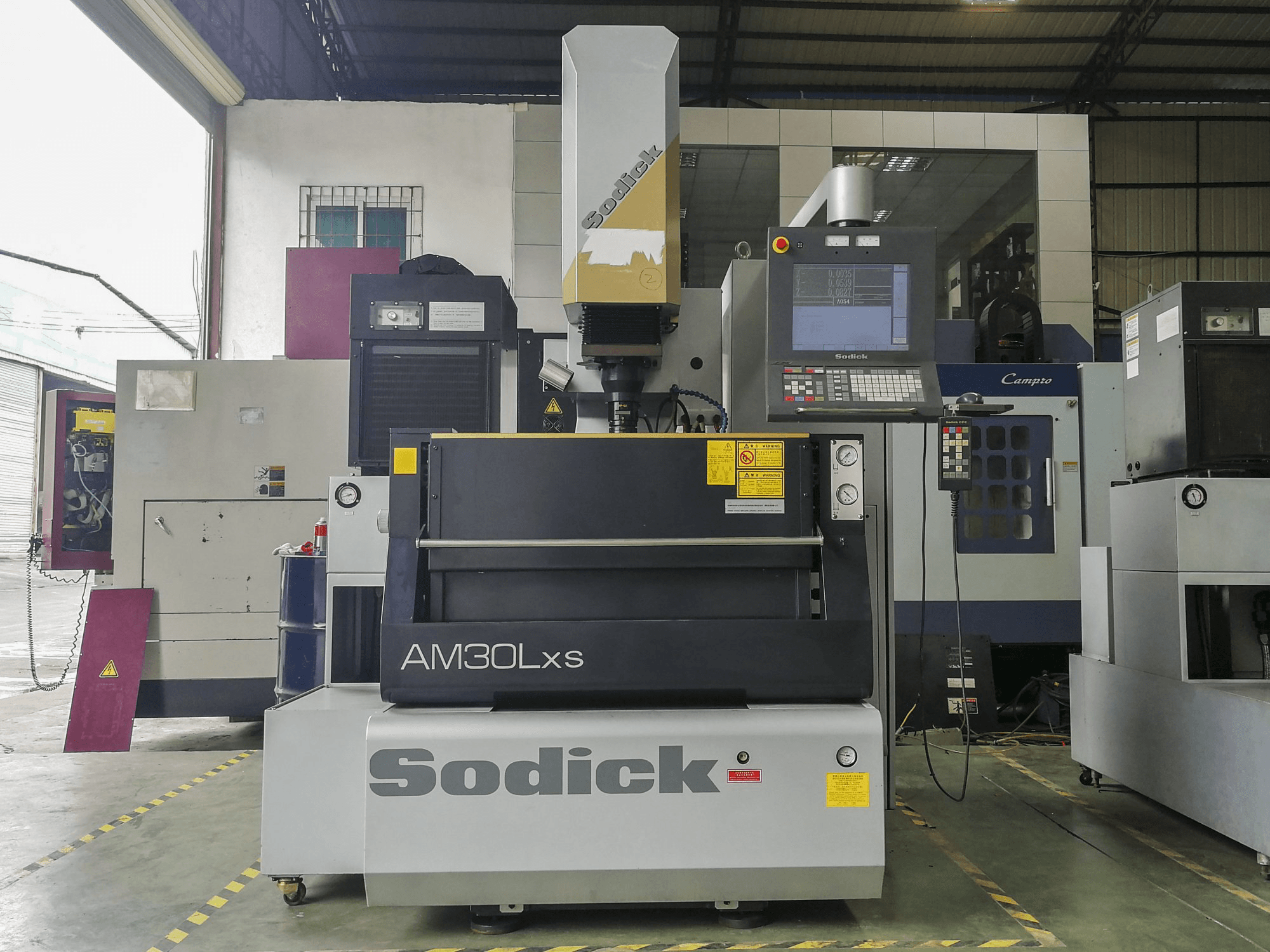 Vooraanzicht van Sodick AM30LXS machine