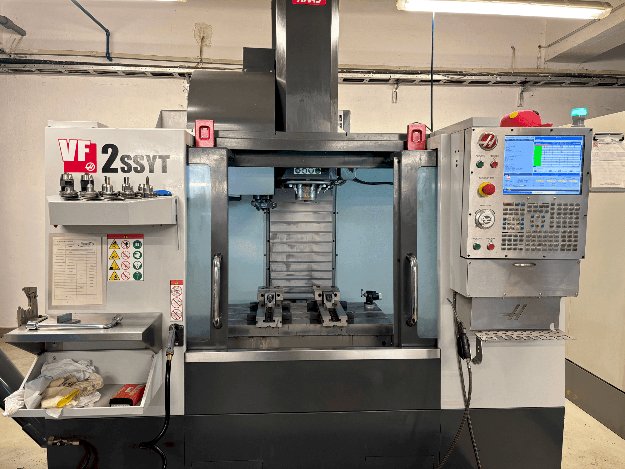 Vooraanzicht van HAAS HAAS VF-2SSYT machine