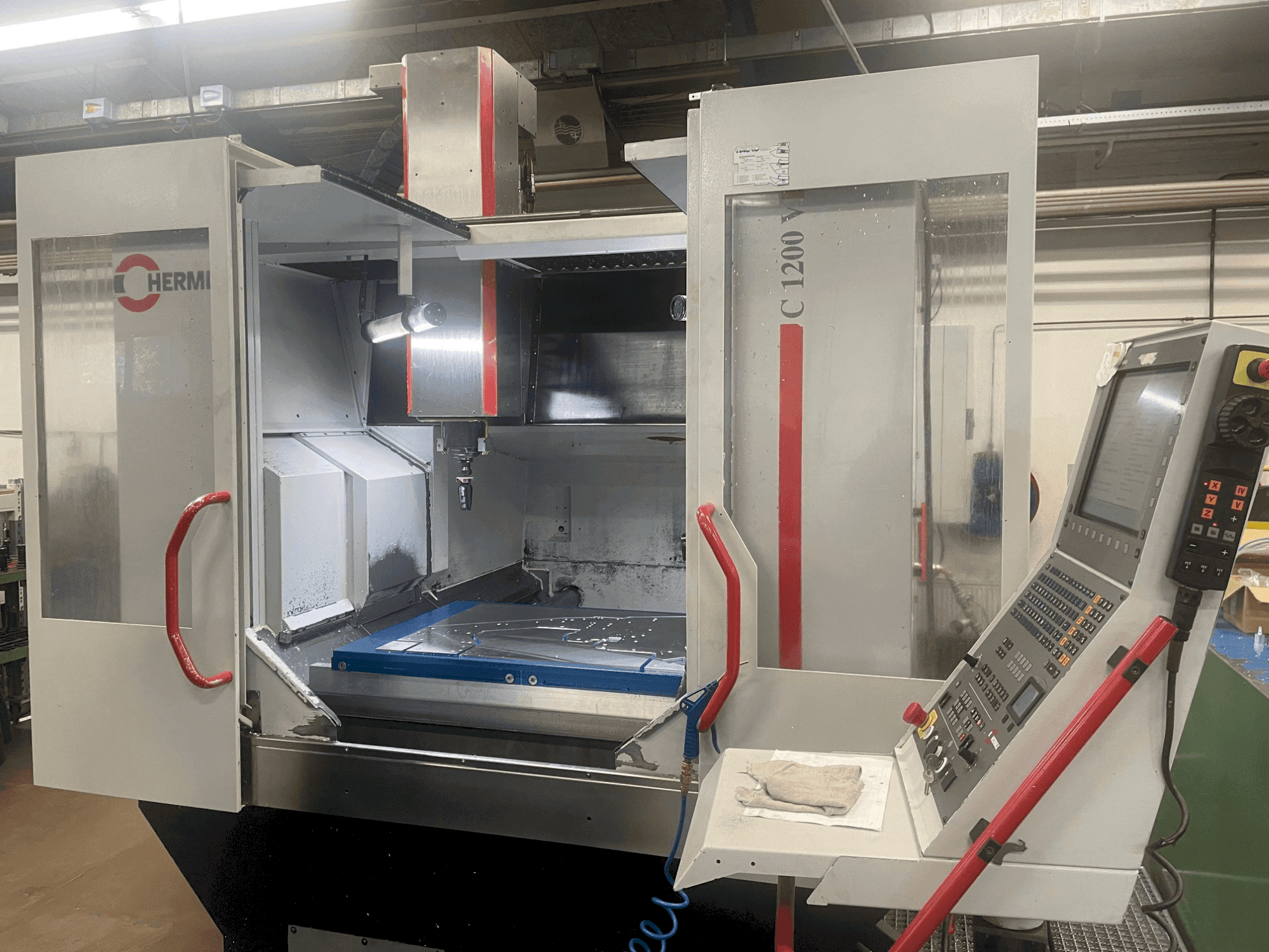 Vooraanzicht van HERMLE C 1200 V machine