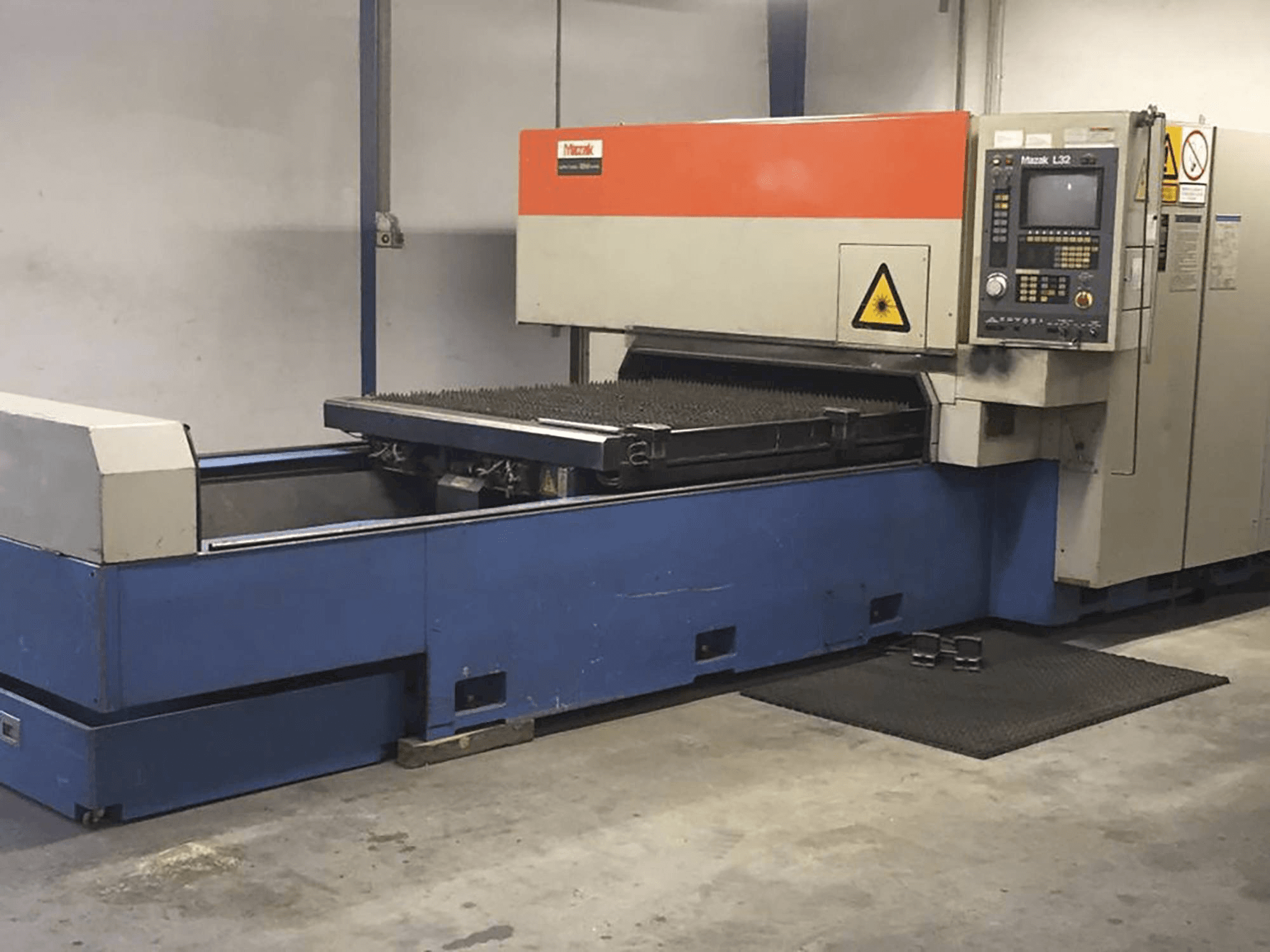 Recht aanzicht van Mazak SUPERTURBO X510 machine