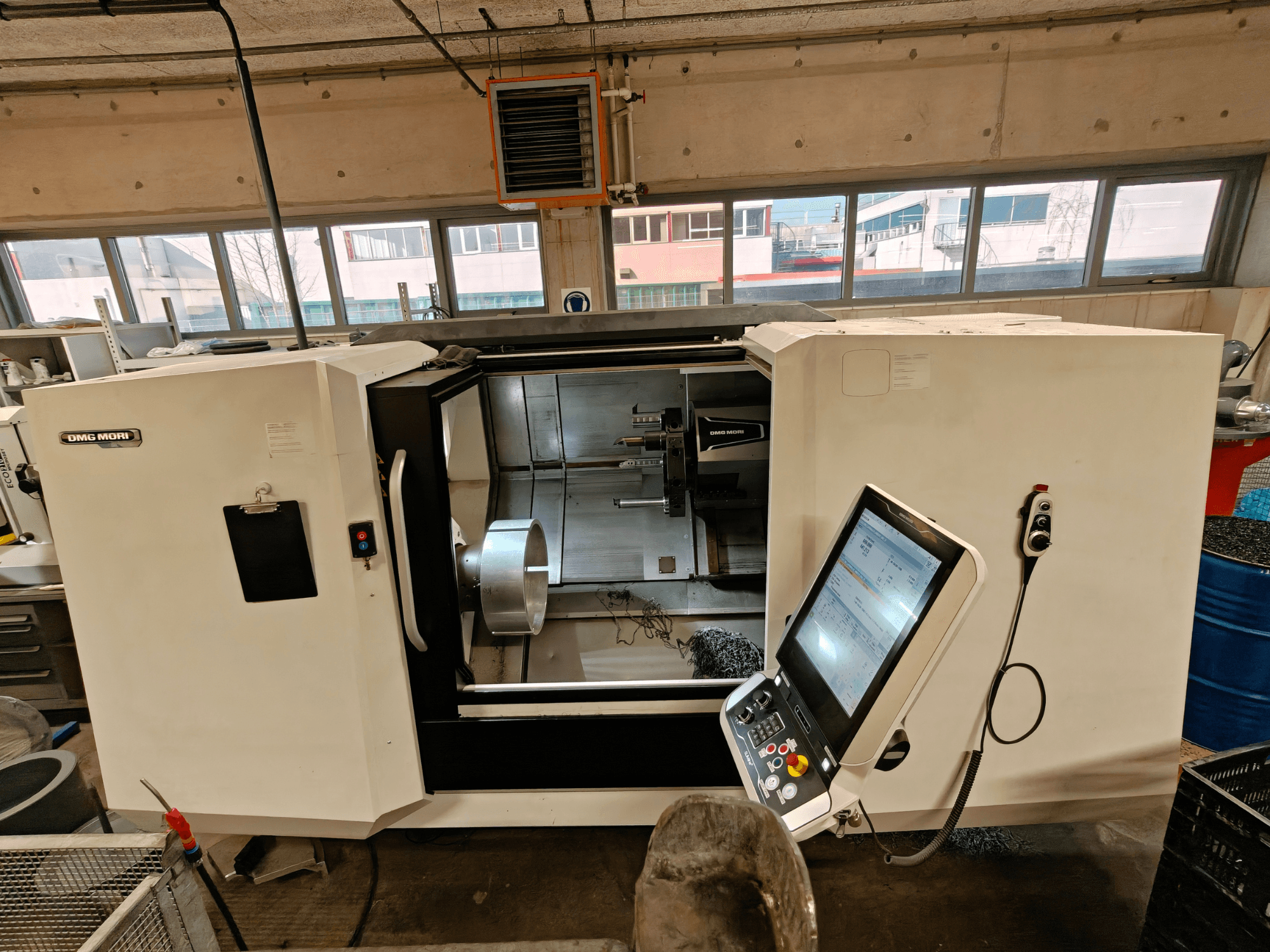 Vooraanzicht van een DMG MORI CLX 550 horizontale draaimachine, met het bedieningspaneel en het open werkgebied.