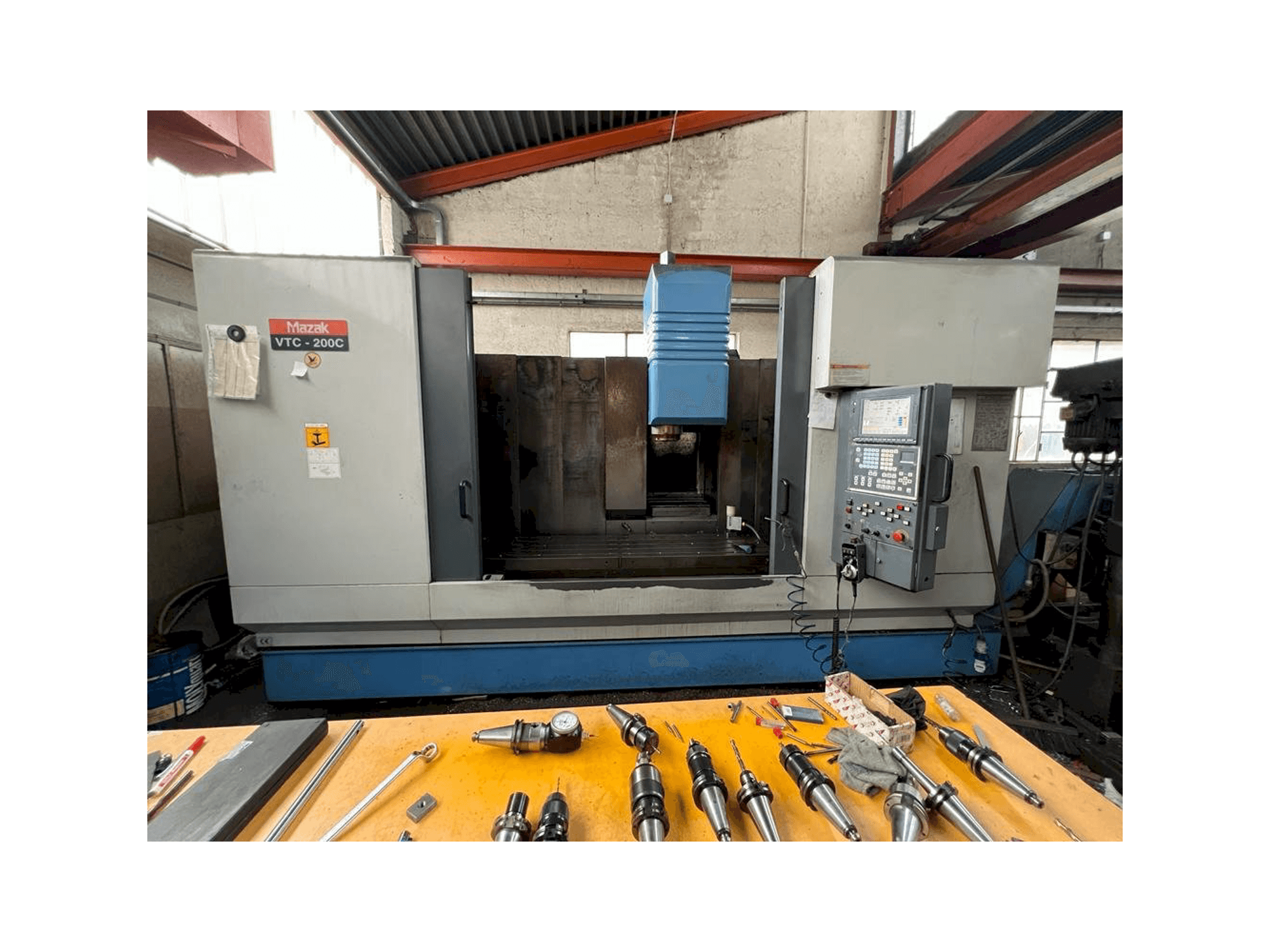 Vooraanzicht van Mazak VTC 200C machine