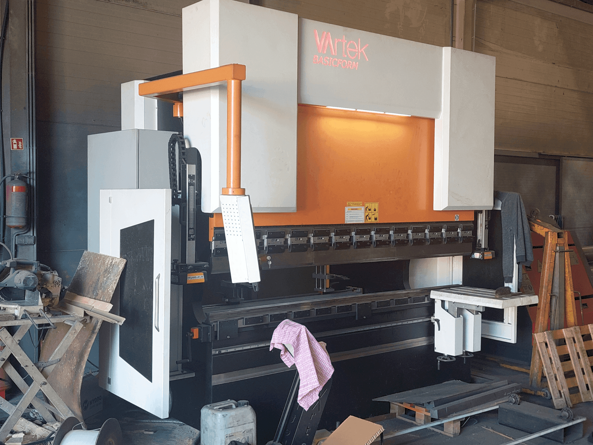 Vooraanzicht van VARTEK BasicForm 2600 / 135 CNC machine